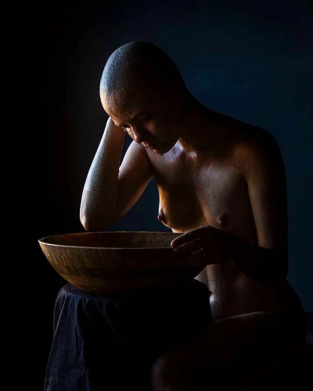 📷 Beauty Illuminated Exhibit
&ldquo;Reflection&rdquo; by Michael Potts
@mrp_visionaries 

Light falls gently across the body,
revealing a moment suspended between thought and sensation.

A portrait of stillness, vulnerability,
and the soft resilienc