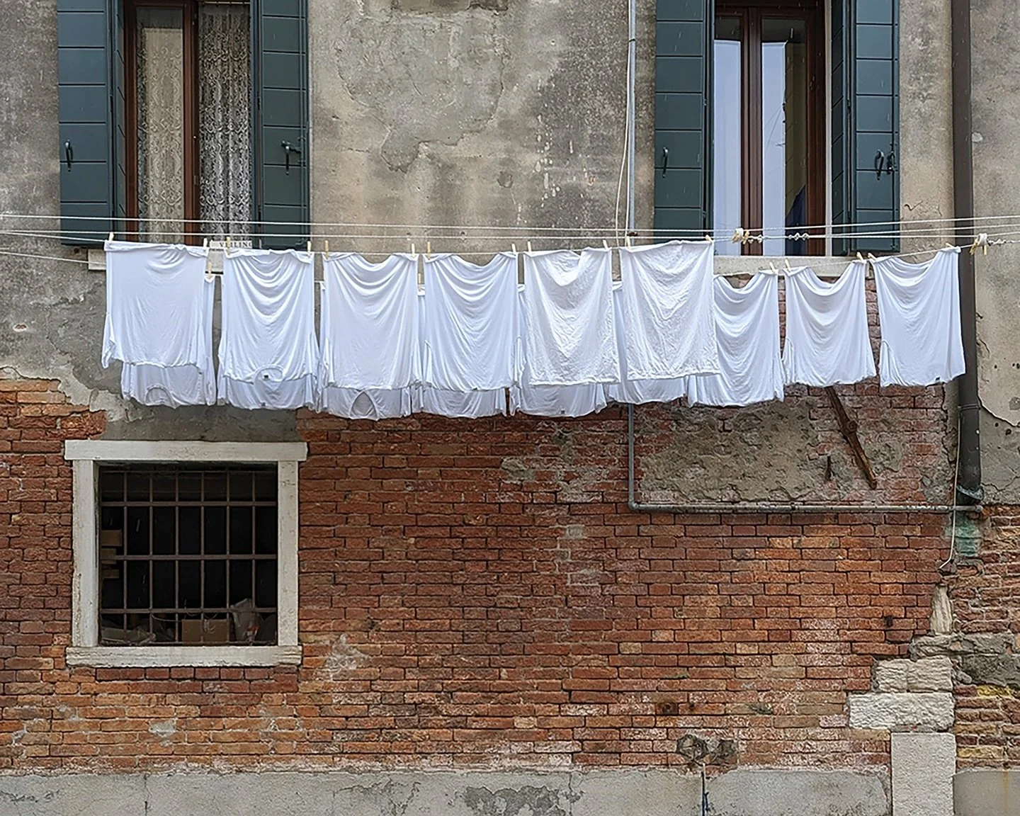 📷 Travel Dreams Exhibit
&ldquo;White Laundry from a Rustic Building in Venice&rdquo; by Barbara Brundage @barbarabrundage 

Soft light and everyday rituals transform a weathered fa&ccedil;ade into quiet poetry. Simple garments sway against brick and