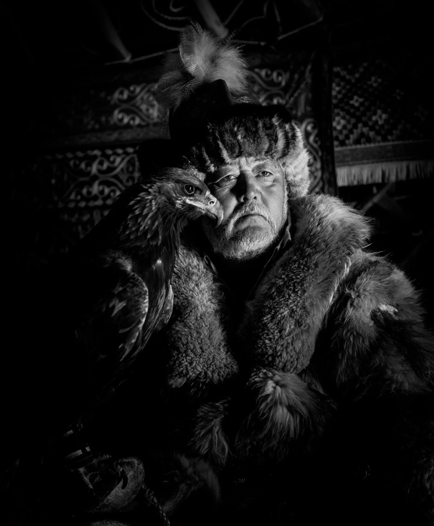 📷 B&amp;W: The Poetry of Light &amp; Shadow
&ldquo;Eagle Hunter Portrait with Eagle&rdquo; by Bill Saltzstein (@billsalt42)

A portrait of stillness and quiet authority. The gaze holds steady as textures gather &mdash; fur, feather, shadow, time. St