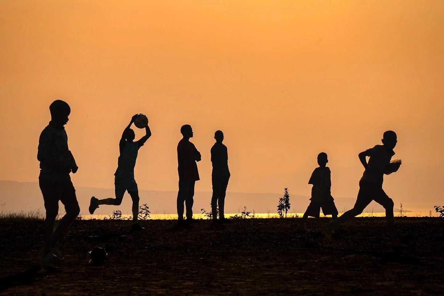 In the mountains of Burundi, as the sun sets, the game goes on. I&rsquo;m here photographing at @villagehealthworks, a remarkable community-led organization founded by Burundian-born Deogratias &ldquo;Deo&rdquo; Niyizonkiza, which brings healthcare, 