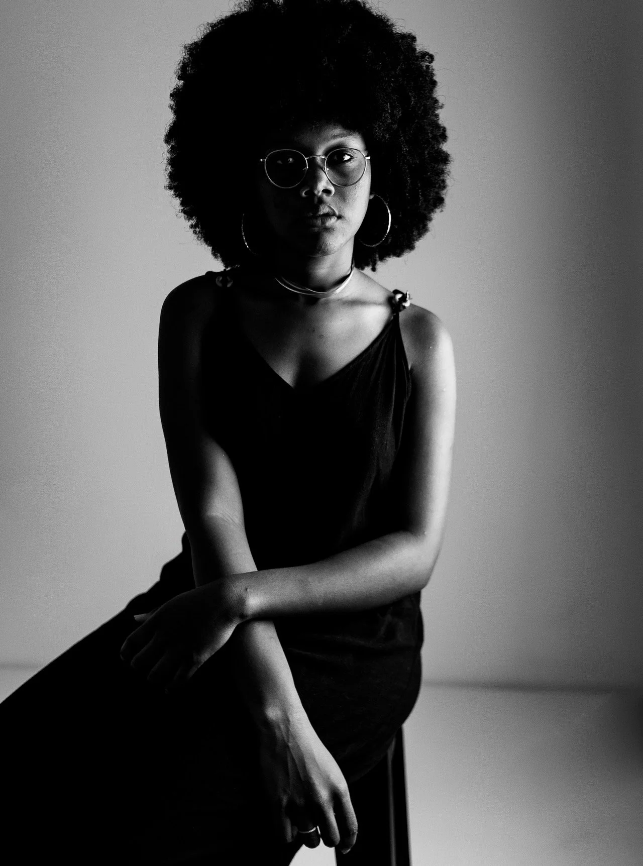 📷 B&amp;W: The Poetry of Light &amp; Shadow
&ldquo;Real&ccedil;ando a beleza com a Luz&rdquo; by Isabela Vieira (@isabelaevieira)

A quiet portrait where light gently sculpts presence. The simplicity of the composition allows her gaze, posture, and 