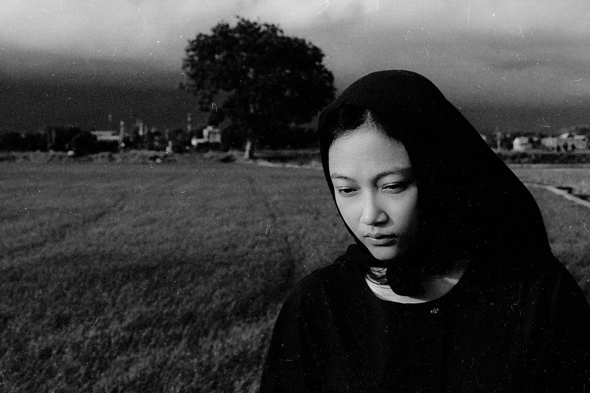 📷 B&amp;W: The Poetry of Light &amp; Shadow
&ldquo;Whispers of Solitude&rdquo; by Duc Dang

A quiet portrait unfolds against an open landscape, where her downward gaze and still presence suggest introspection. The surrounding space amplifies the fee