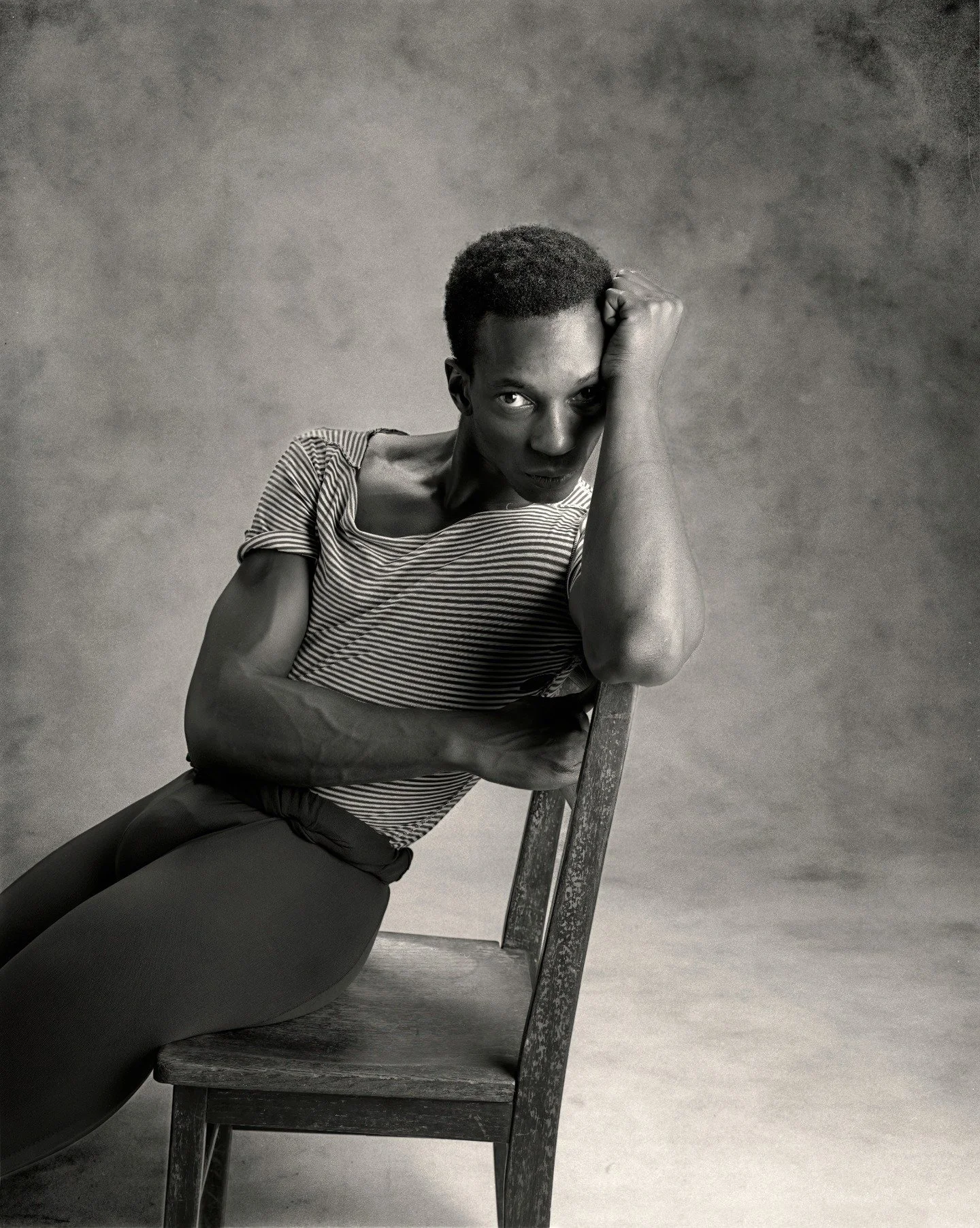 📷 The Human Portrait
Christopher Boatwright by Tom Zimberoff (@zimberoffphoto)

Strength and softness meet in a single, grounded presence.
No performance. Just truth, held in posture and gaze.

🖤 Presence as power
✨ Simplicity as depth

📖 Featured