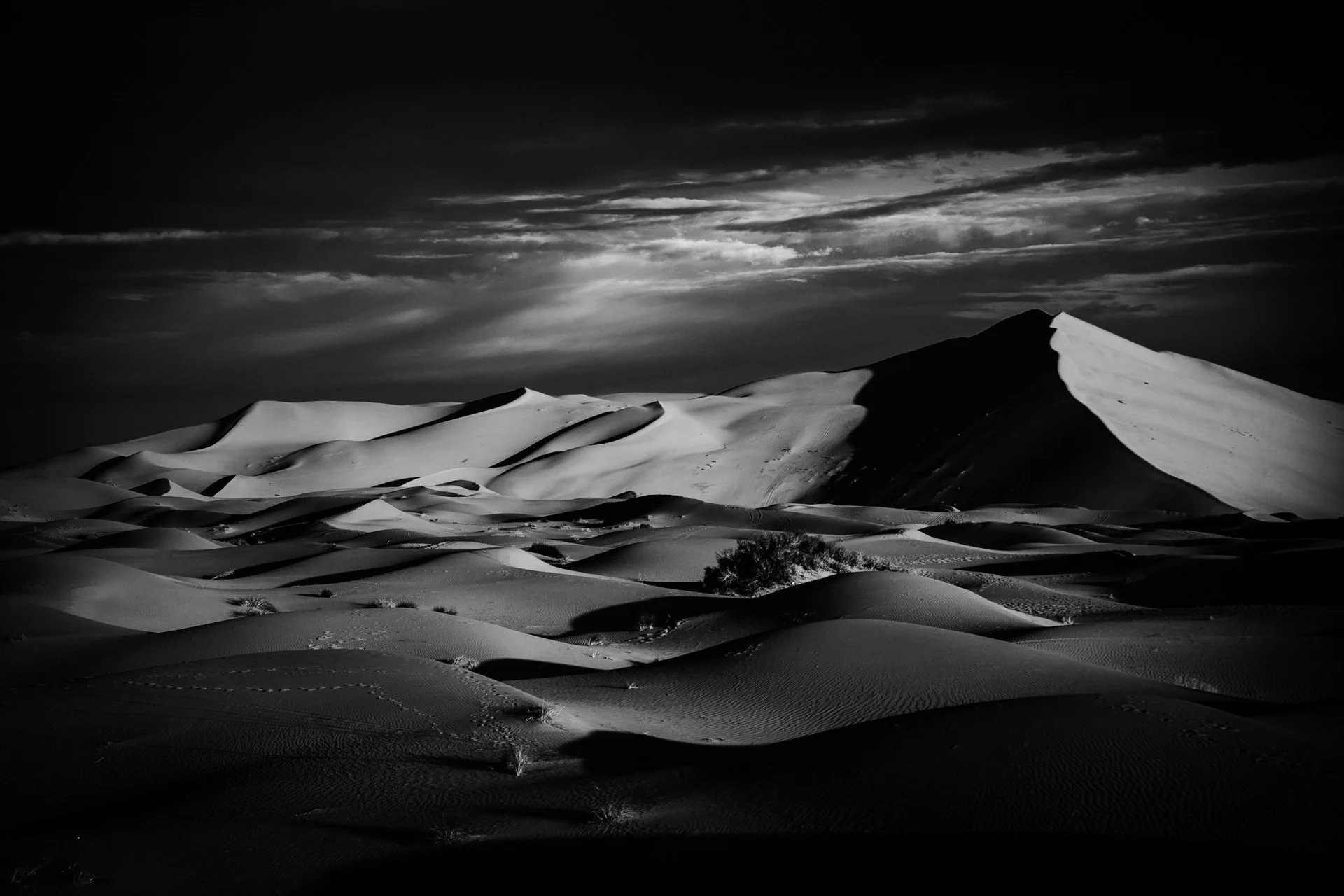 📷 &ldquo;Shadowscapes&rdquo; Exhibit
&ldquo;The Desert Reveals Its True Colors, or Lack Of, Morocco&rdquo; by Steve Sorensen

Light carves the land.
Shadow holds its silence.

A landscape reduced to essence, where contrast becomes language.
🖤 Light