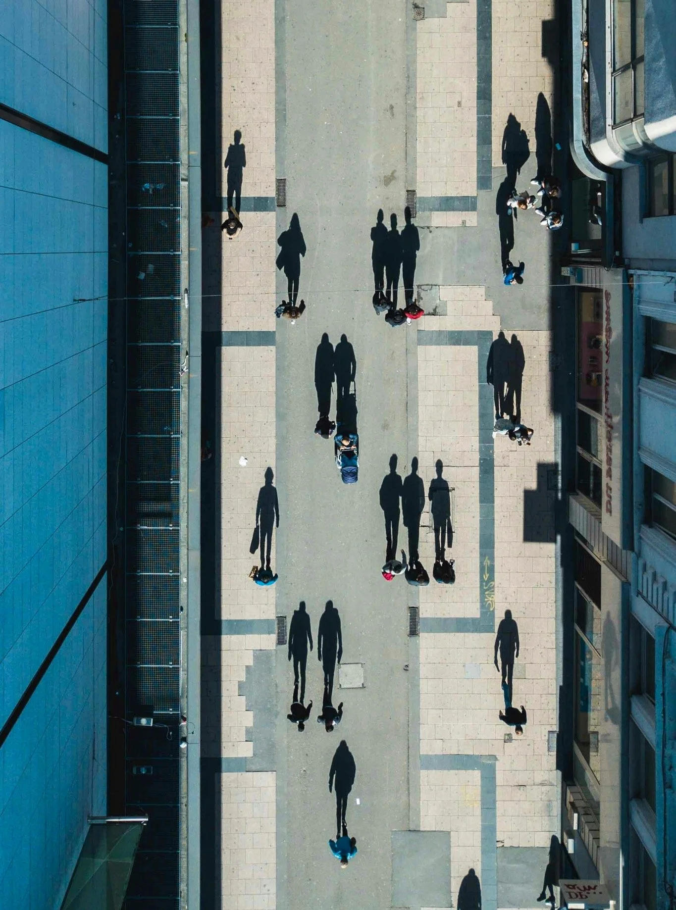 📷 Photo by Aurelien Romain

From above, the city becomes a rhythm.
Bodies passing, shadows stretching&hellip; each step part of something larger.
Order and chaos, all at once.

✨ Our next call is open: Street Rhythms
Movement. Energy. Life in motion