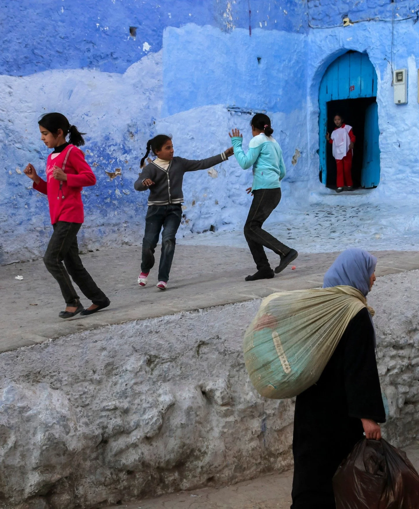 📷 Photo by Julia Cumes (@juliacumes)

Play unfolds in the middle of the street.
Laughter, movement, small moments of freedom against worn blue walls.
Life doesn&rsquo;t pause&hellip; it dances.

✨ Our next call is open: Street Rhythms
Movement. Ener