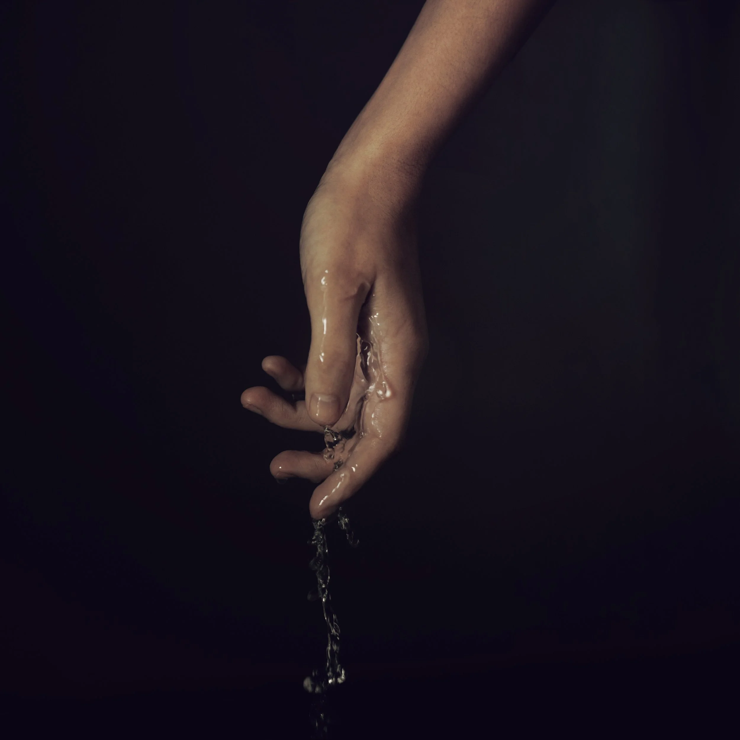 📷 Photo by Danny Bittencourt (@dannybbittencourt)

Water slips through the fingers,
quietly, impossibly.

A small gesture holding weight, tenderness, and release.
Some images whisper instead of shout.

#PhotoArtfolio
#DannyBittencourt
#FineArtPhotog