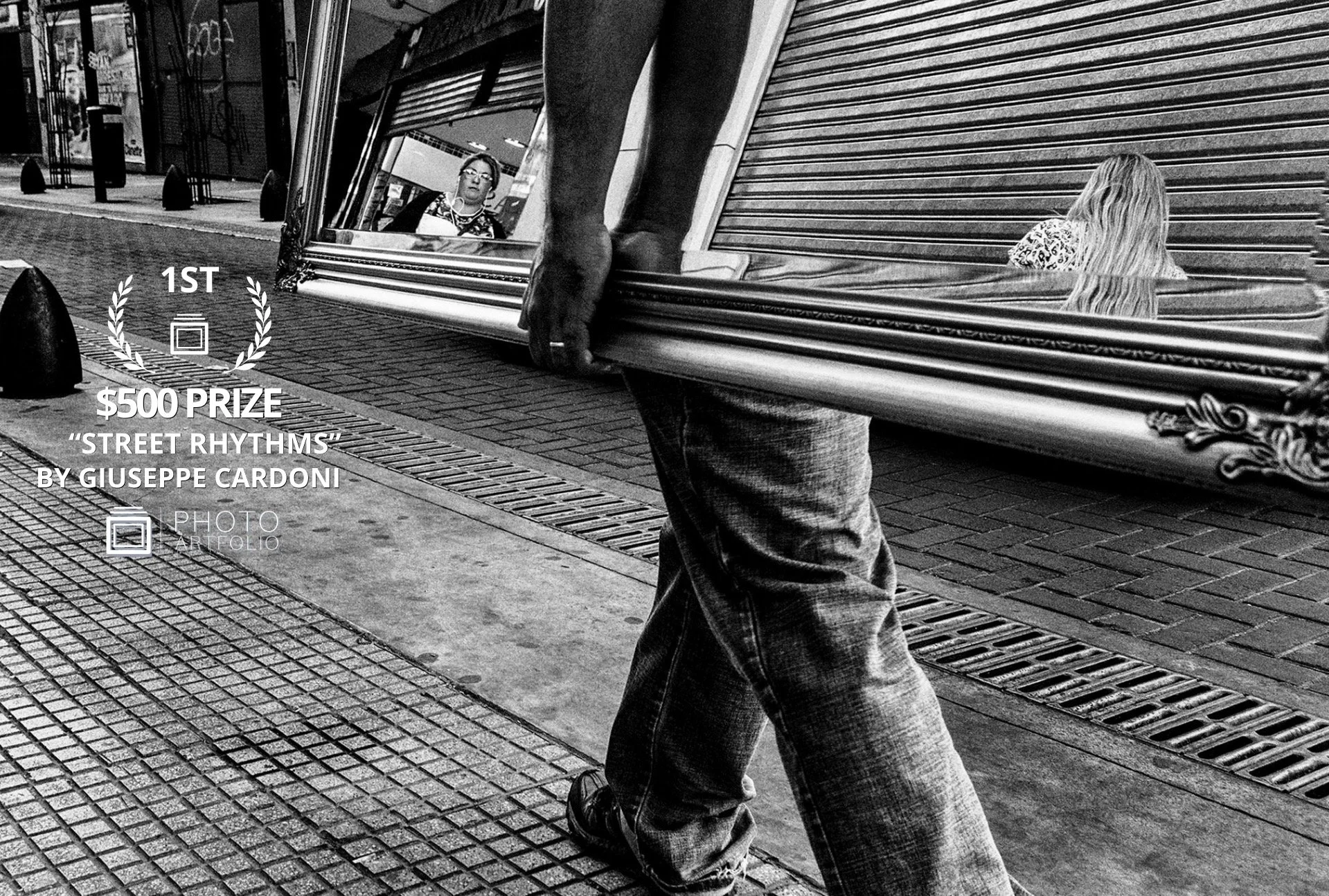 📷 STREET RHYTHMS

🥇 1st Place &mdash; &ldquo;Buenos Aires&rdquo; by Giuseppe Cardoni

A street transformed into a stage.

Movement, reflection, and the decisive moment come together in a single frame. A mirror carried through the city becomes more 