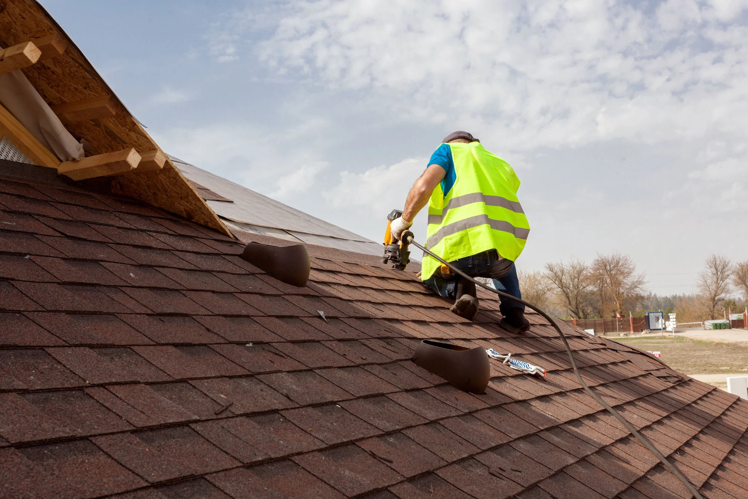 15 Signs of Damage: When to Call Local Roofing Contractors