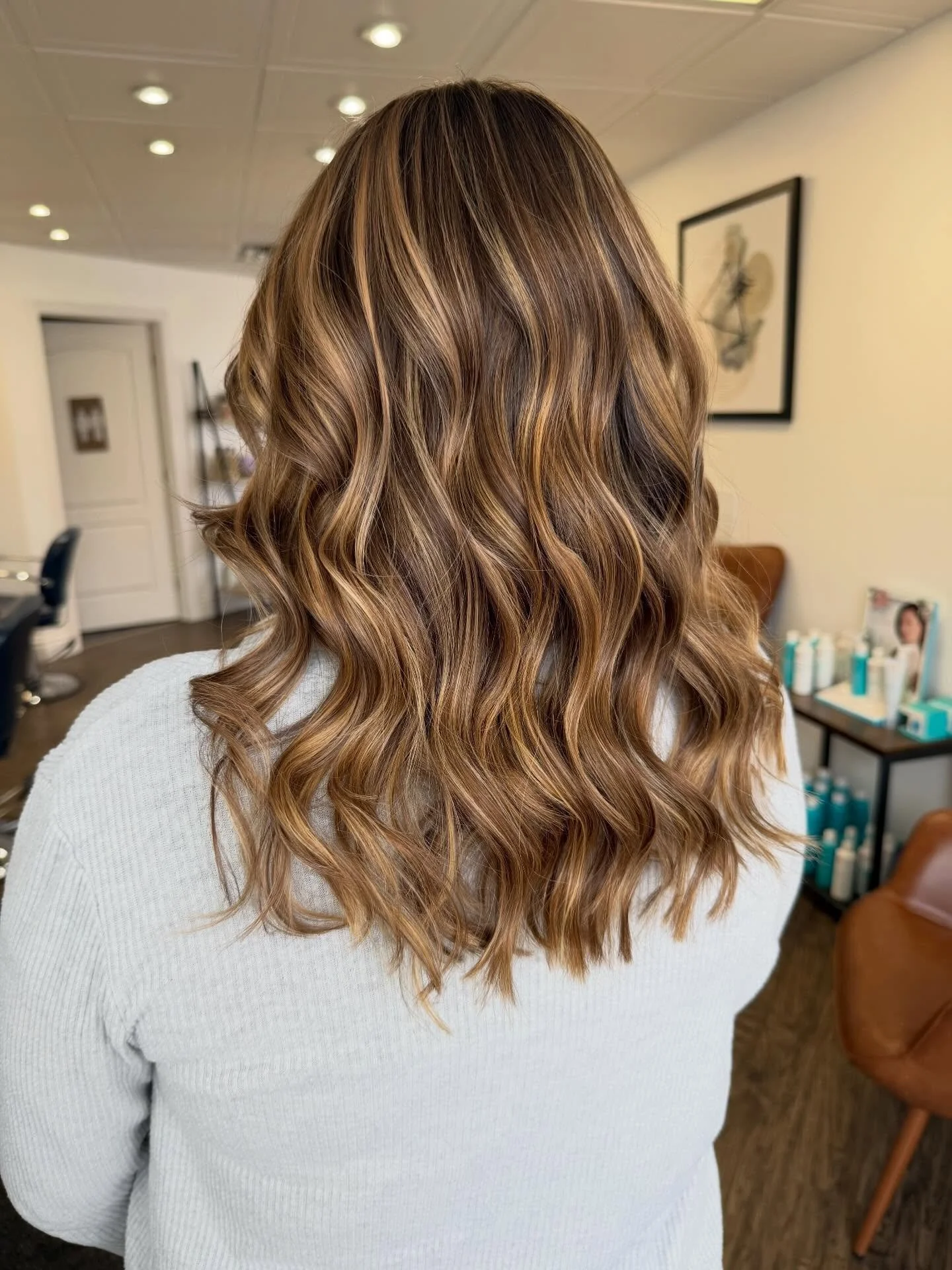 Nothing like a post-baby balayage transformation✨ 
We gave her a seamlessly blended balayage with soft ribbons of dimension 🤎