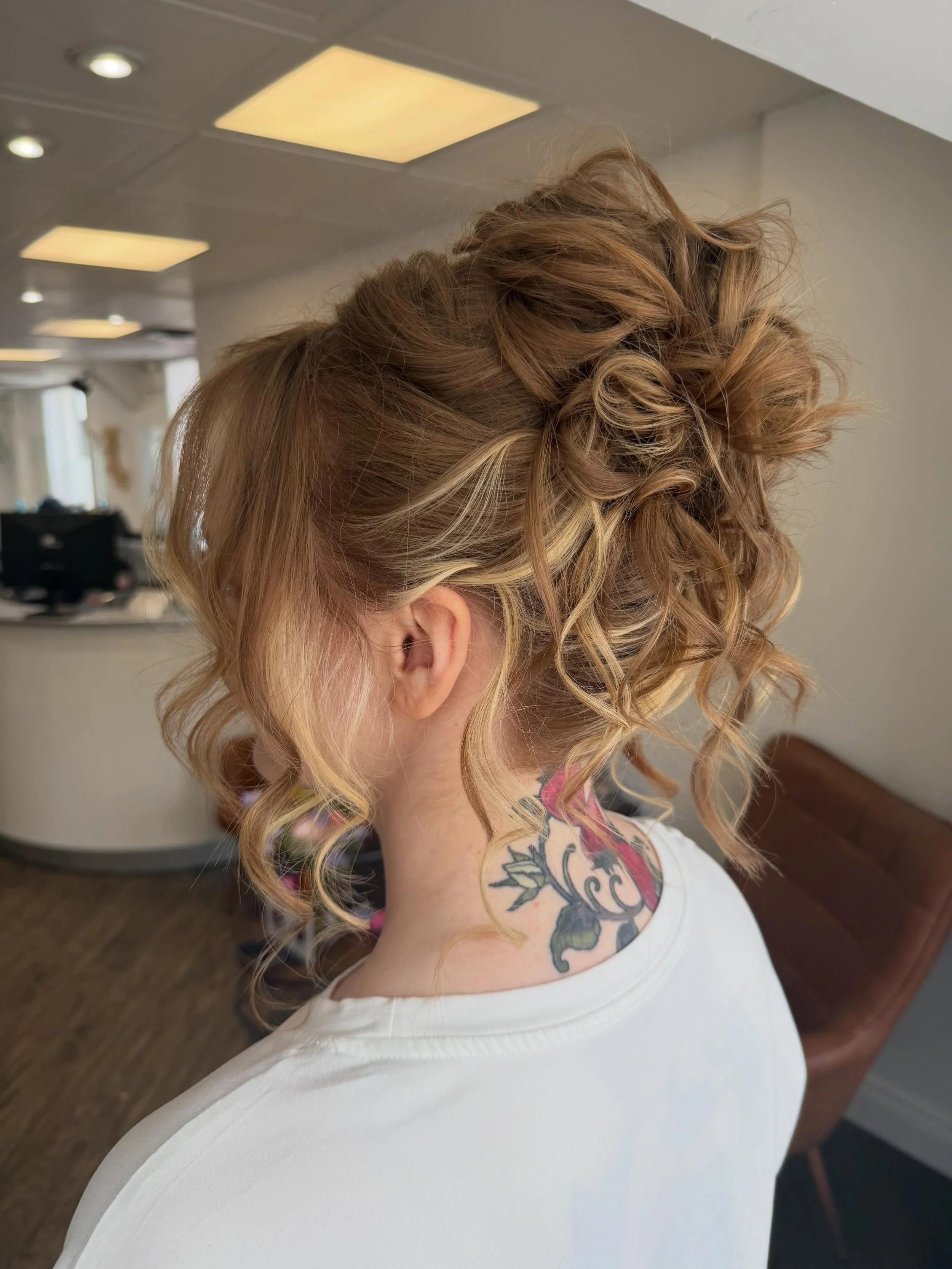 What was our bridal trial turned into something a bit more special ✨ 

She came in for her bride trial and I found out they were also having a civil ceremony that day!😆 we created this chic Pamela Anderson inspired high bun. Perfect for an undone Gl