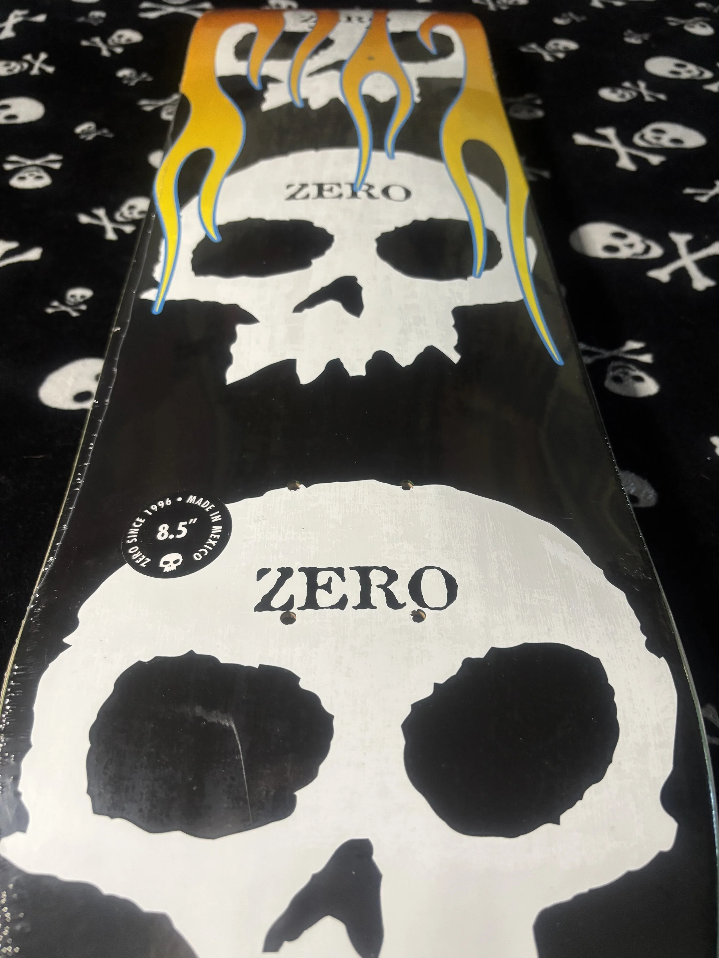 ZERO~ 3 SKULL FLAMES SKATEBOARD DECK