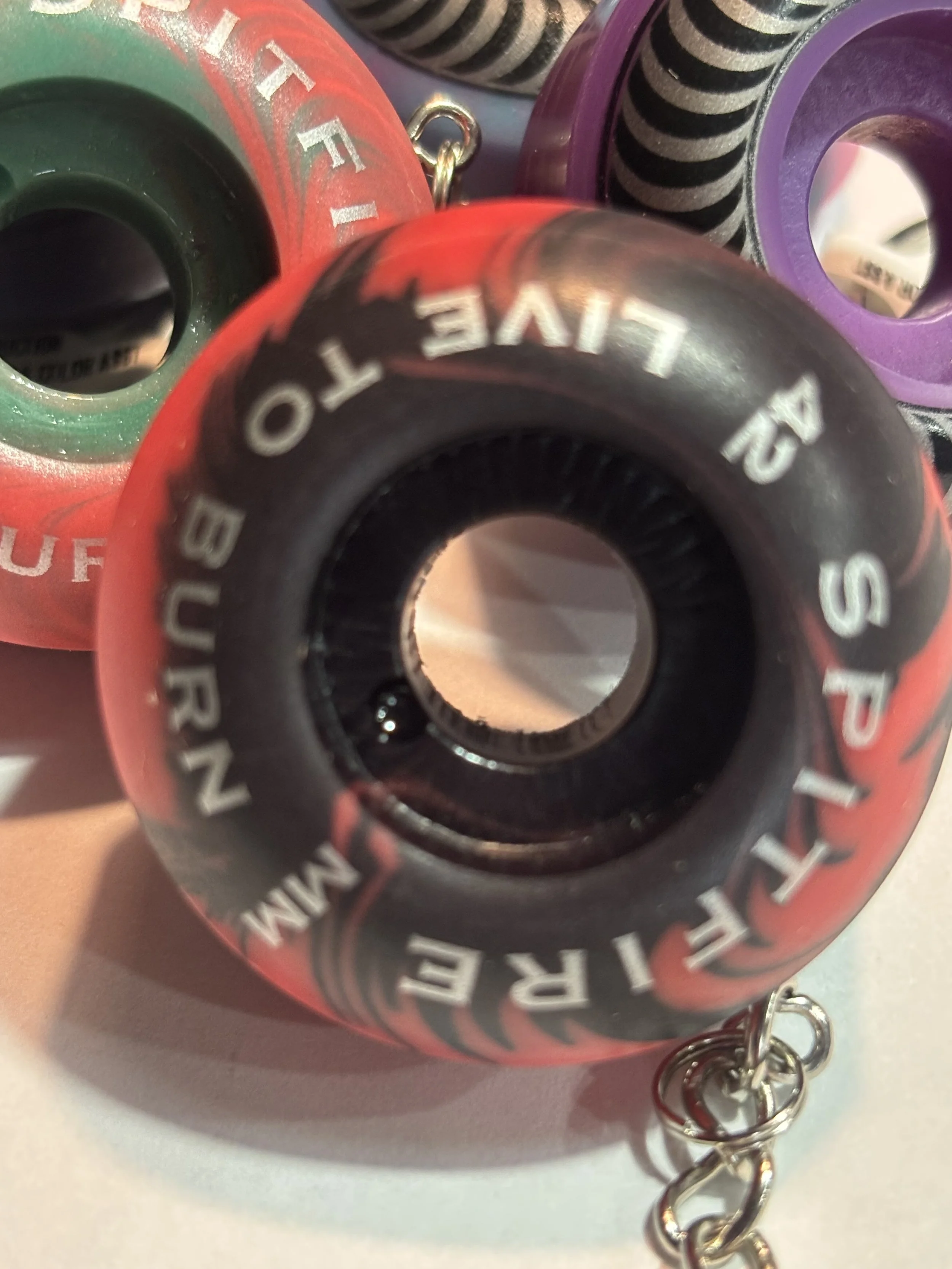 SPITFIRE SWIRL ASSORTED KEYCHAINS RED/BLACK