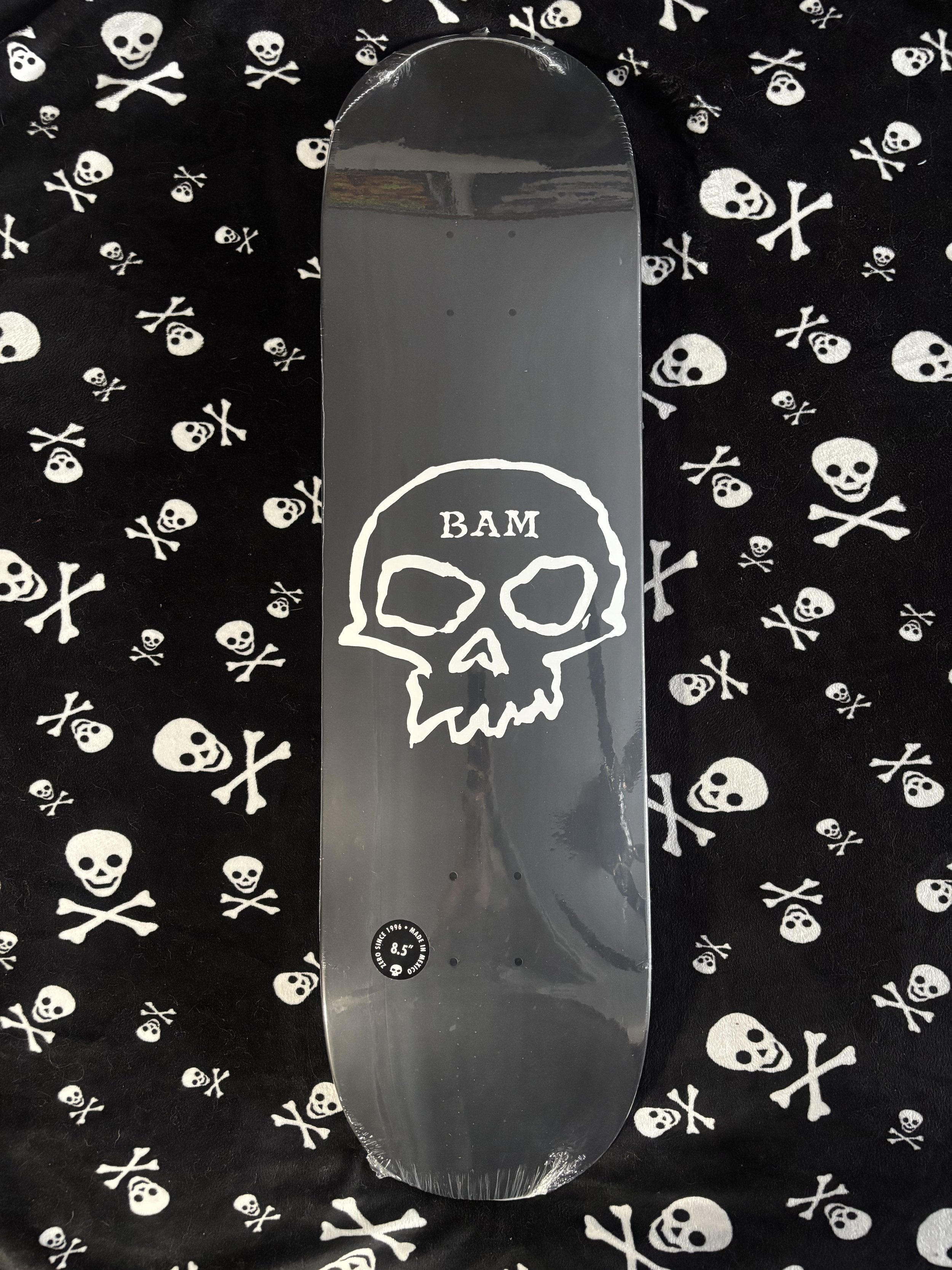 ZERO~ BAM SINGLE SKULL BLACK / WHITE SKATEBOARD DECK