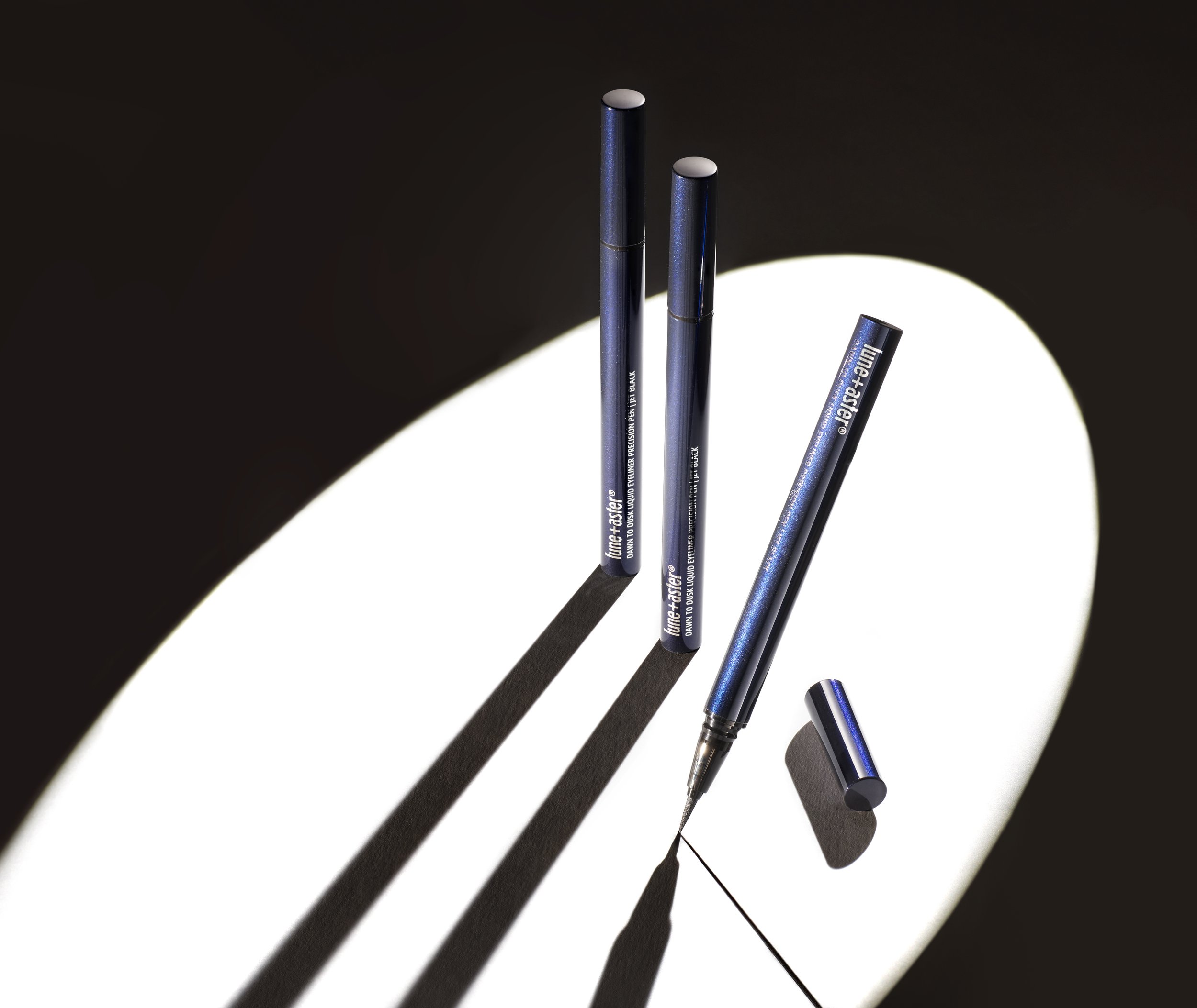 •2024_01_lune-aster_dawn-to-dusk-liquid-eyeliner-pen_lifestyle-02.jpg