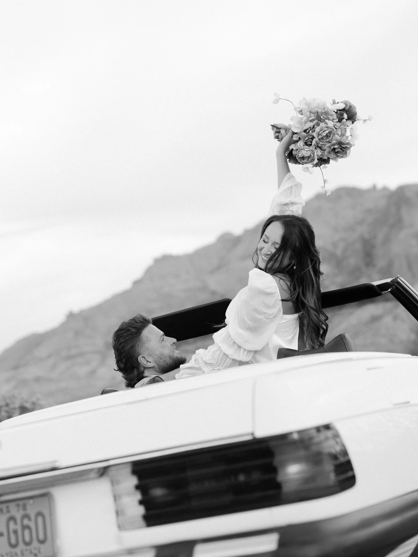 running to tell my future brides&hellip; this is what it looks like when you choose presence over perfection ✨

an Arizona desert elopement, just the two of them, a vintage car, wind in her hair, and nothing pulling them out of the moment. no timelin