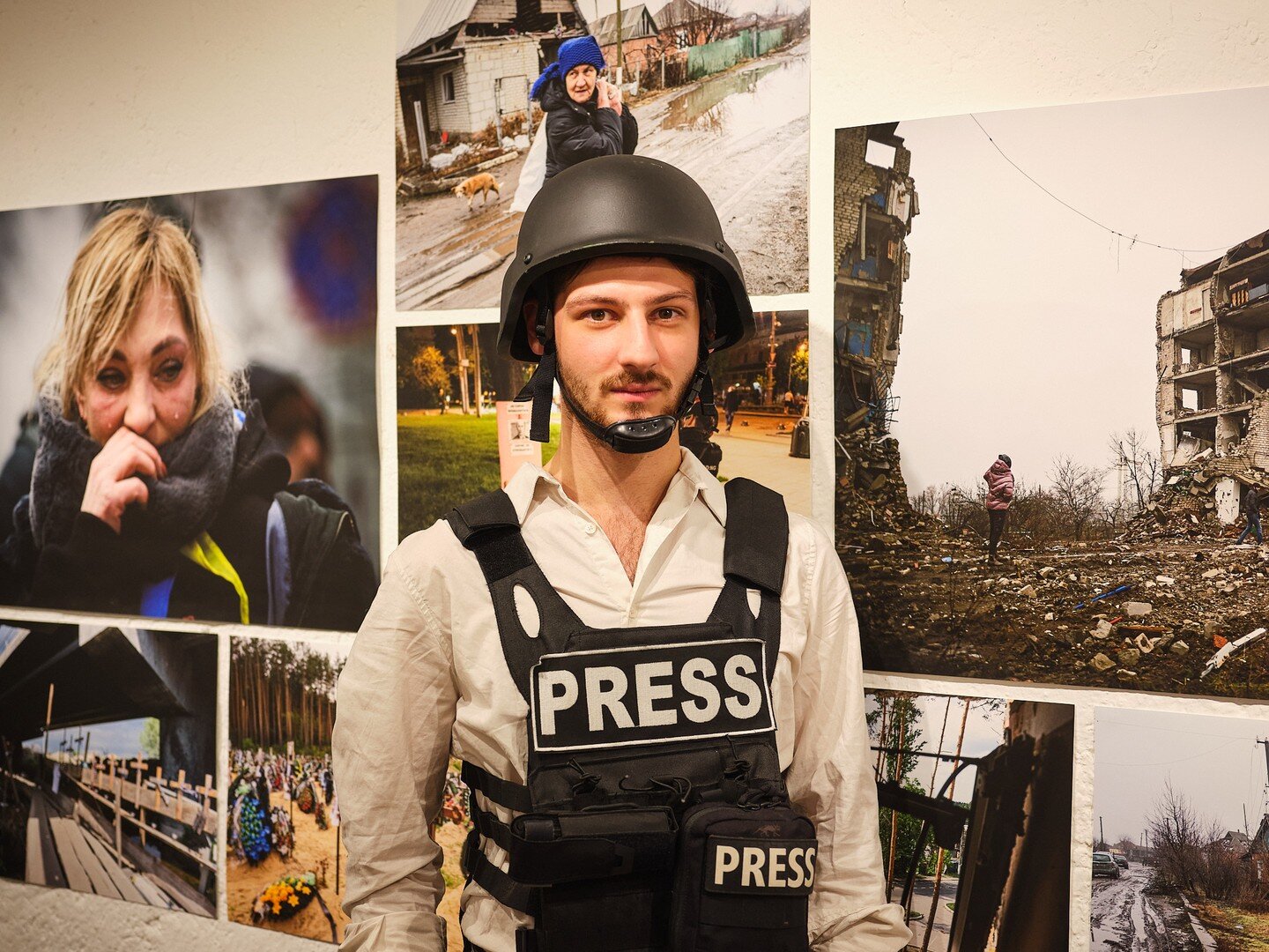 WAR &amp; PEACE

In support of #Ukraine and @lukraine_asbl, the @photoclubesch curated an exhibition titled 'War &amp; Peace'. One hundred sixty guests visited the official opening on the 20th of October, 2023.

The exhibit displays the remarkable wo