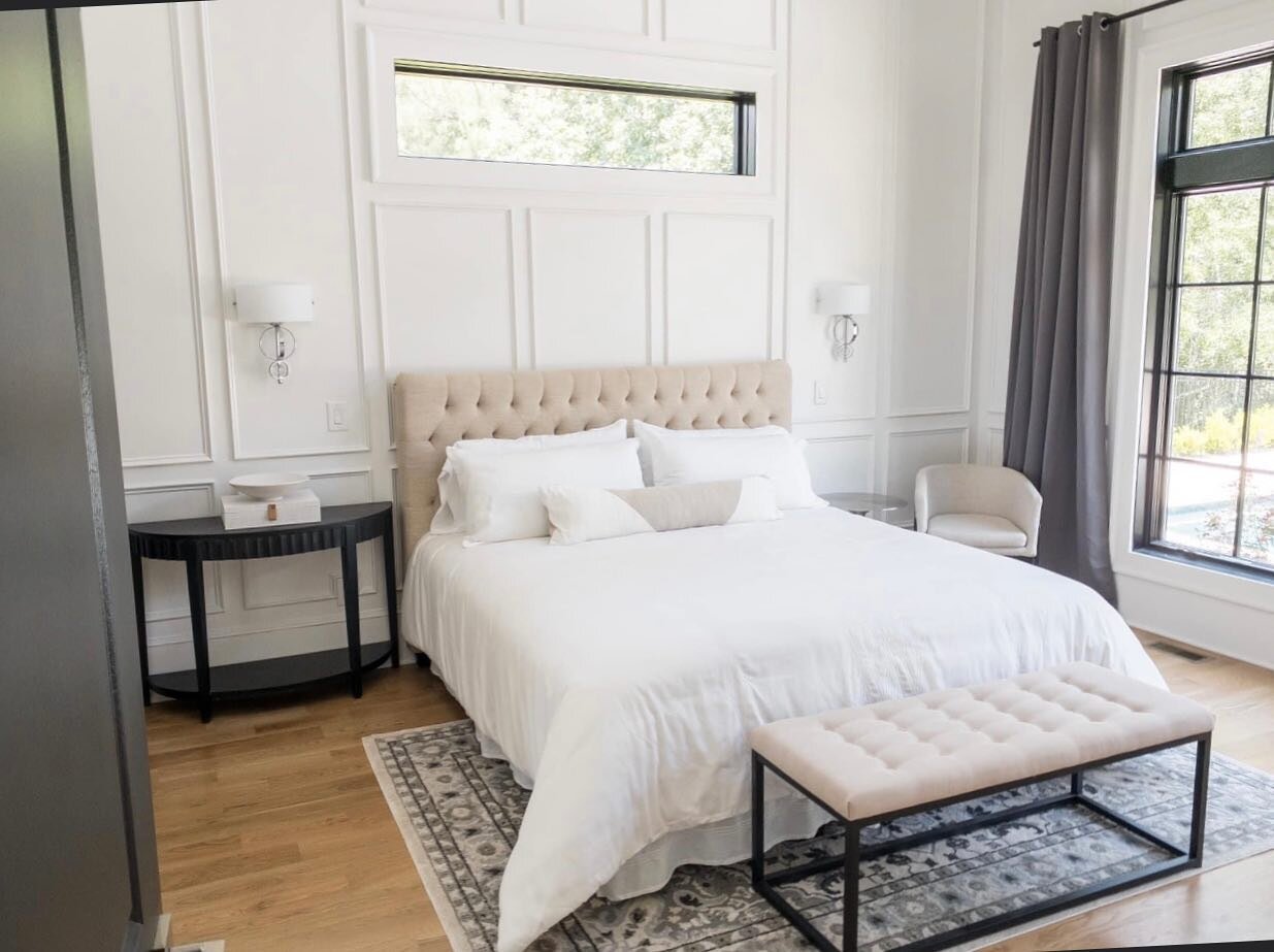 Don't know about y'all, but this weather is making me want to curl up into bed. 🌧️😴 Adding a plush rug and a charming bench to my master bedroom creates the perfect cozy retreat. These simple additions instantly elevate the coziness factor and make