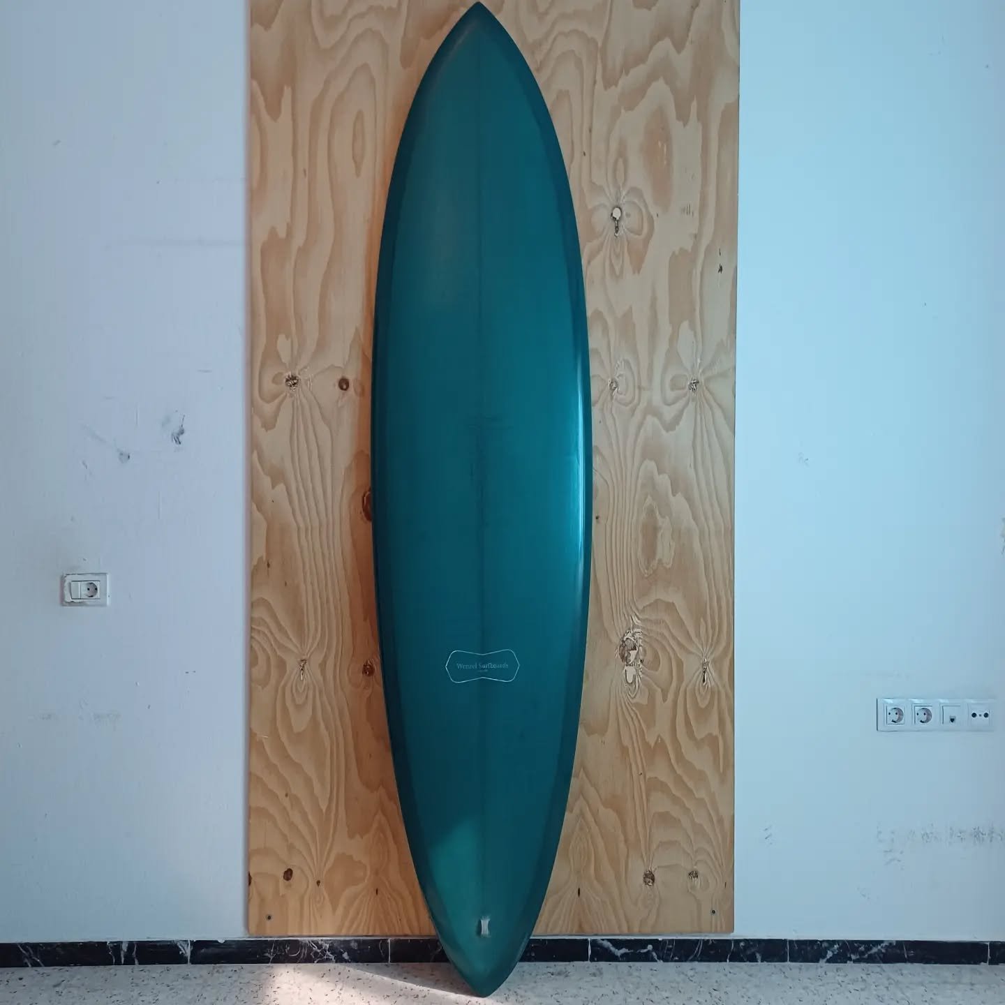 as I've said before and now I'll say it again....I hate polishing
7'10&quot; x 22&quot; x 3&quot; tracker single fin for @coti.costura 
Enjoy the ride!

#handshaped #handshaping #handmade #handcrafted #hechoamano #surfboardshapers #supportyourlocalsh