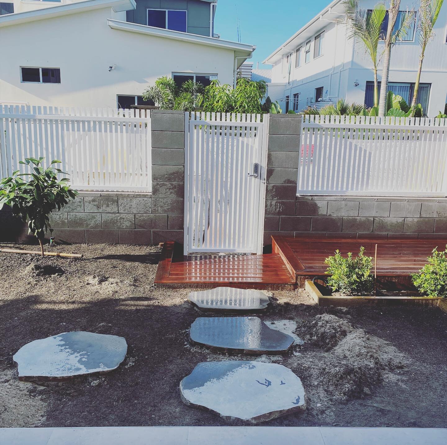 Progress in the backyard. Fresh white aluminium gate and inserts to set off the block wall. How great are these stepping stones! 
#backyard #steppingstones #aluminium #asona #asonaconstructions #firstbuild #kingscliff #carpentry #carpenter #building 