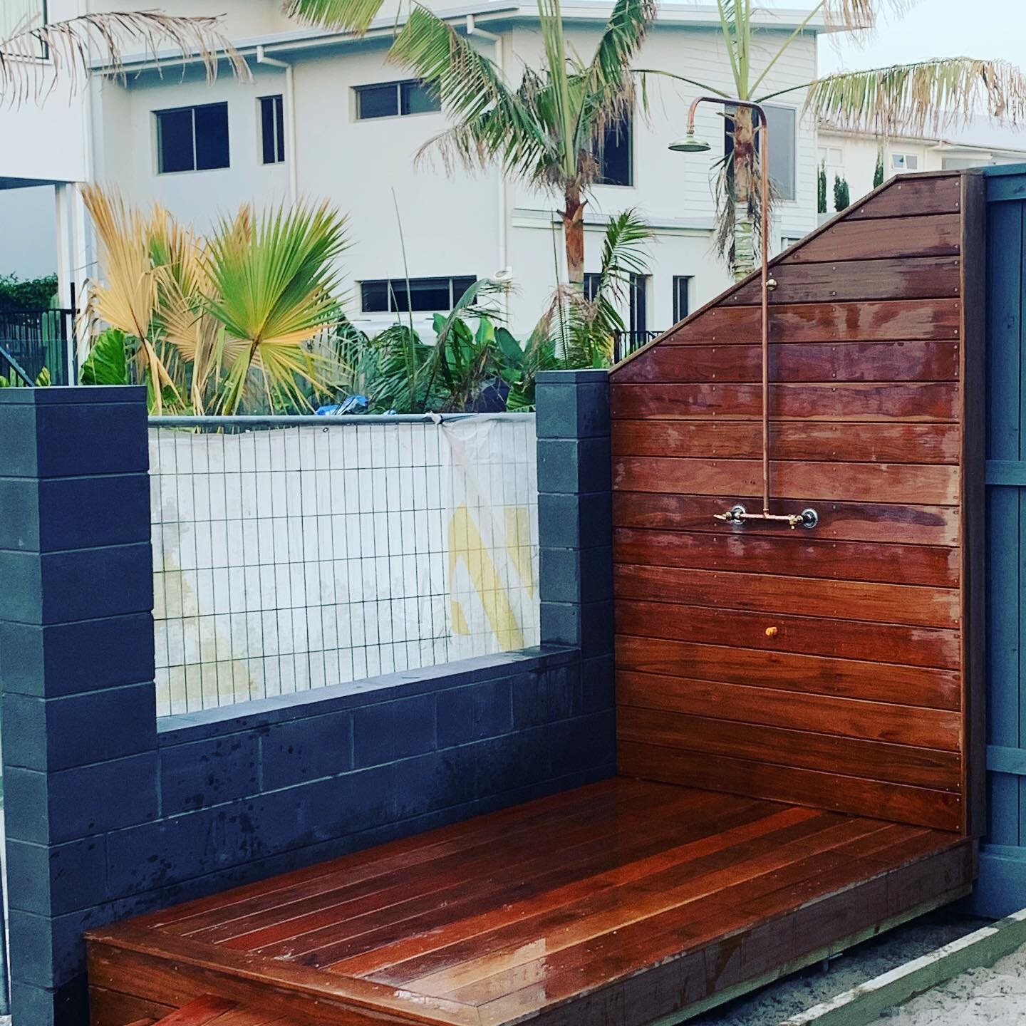 🏄&zwj;♂️ ➡️🚿 ➡️🏡 no need to bring sand into the house with this outdoor shower @colabplumbing 
#outdoorshower #shower #asona #asonaconstructions #firstbuild #kingscliff #carpentry #carpenter #building #tools #home #contractor #building #custom #co