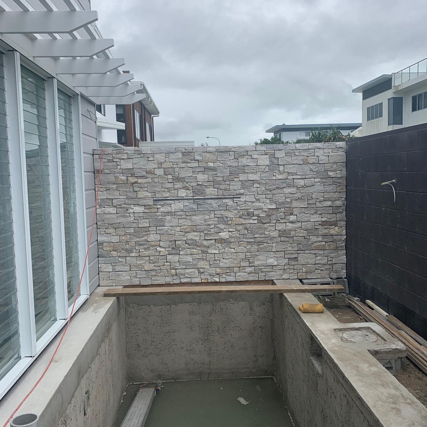 Statement piece! Stack-stone feature wall for the plunge pool 🏊&zwj;♂️ had to be laid 2 rows per day. This one also incorporates a water feature. So worth it! 
#stackstone #pool #plungepool #featurewall #waterfeature asona #asonaconstructions #first