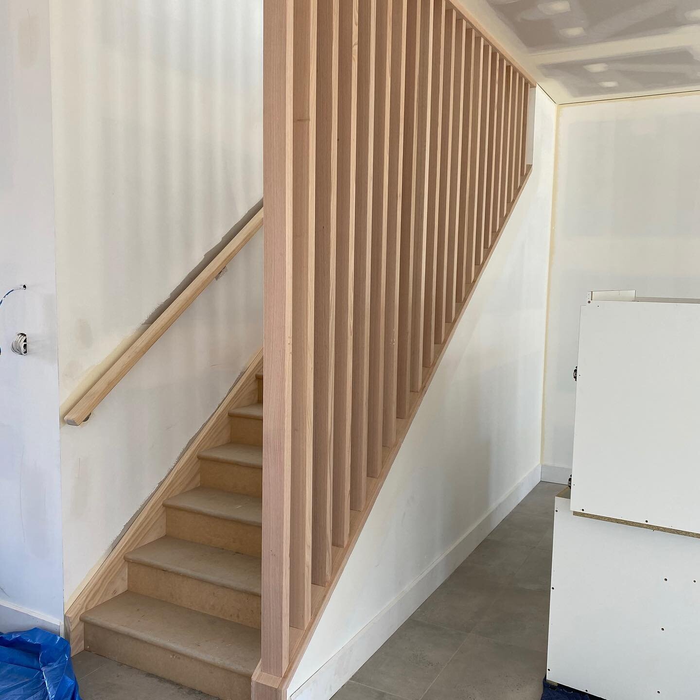 Tasmanian Oak stairwell feature wall. 
#stairs #stairwell #featurewall #tasmanianoak #asona #asonaconstructions #firstbuild #kingscliff #carpentry #carpenter #building #tools #home #contractor #building #custom #construction #design #home #contractor