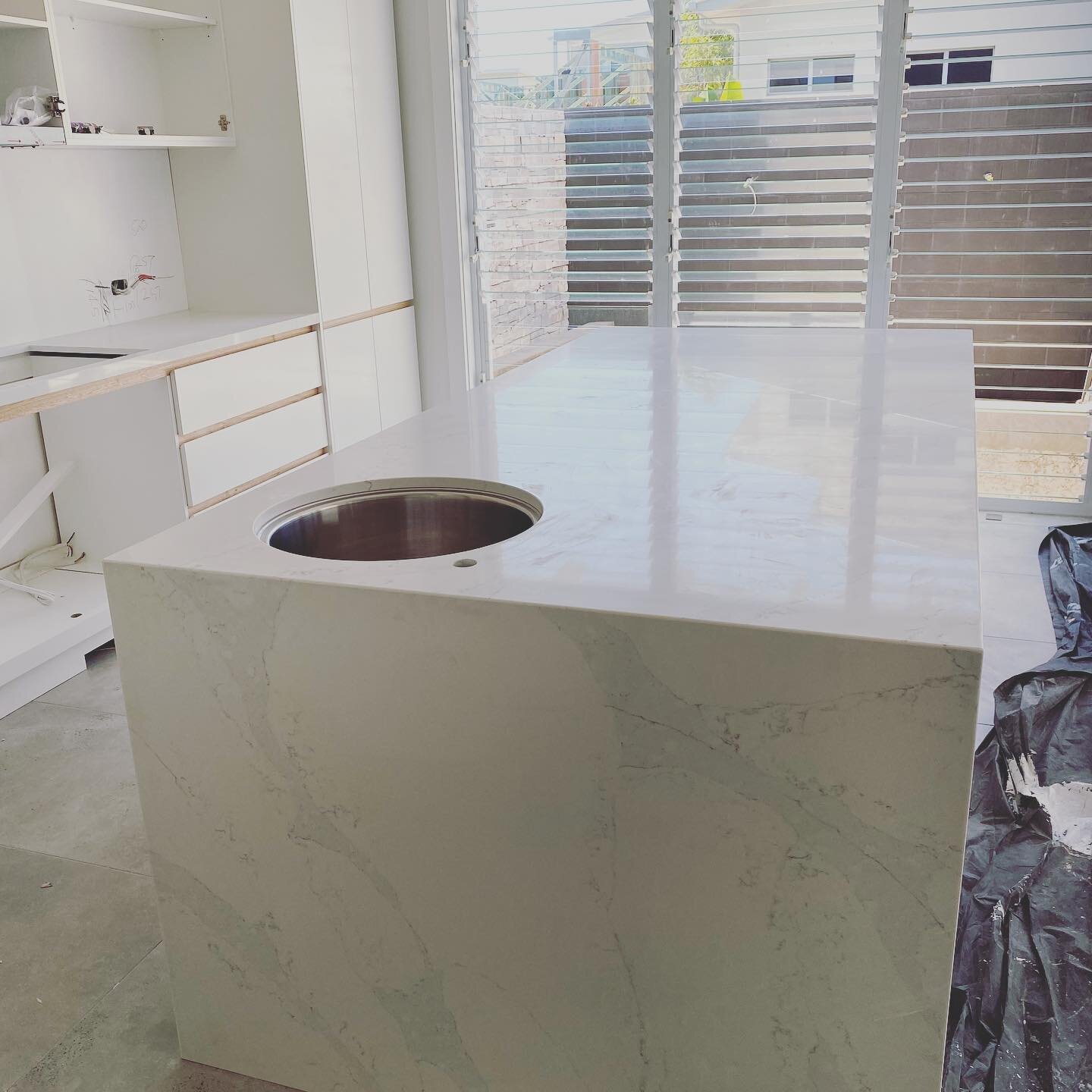 This piece of Calcutta Marble 😍
@coakerscabinets @bgmstone_1989 @mitchwillmot 
#calcuttamarble #kitchen #asona #asonaconstructions #firstbuild #kingscliff #carpentry #carpenter #building #tools #home #contractor #building #custom #construction #desi