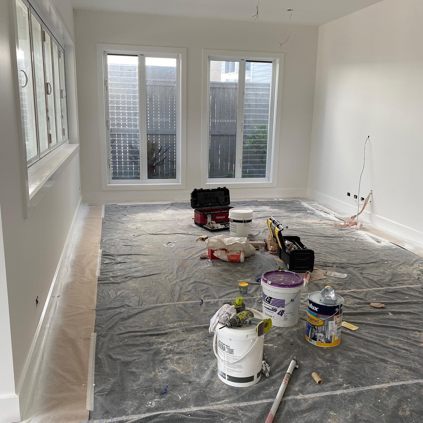 @sunsetcolourspainting doing an awesome job! Attention to detail 👌 #asona #asonaconstructions #paint #naturalwhite #firstbuild #kingscliff #carpentry #carpenter #building #tools #home #contractor #building #custom #construction #design #home #contra