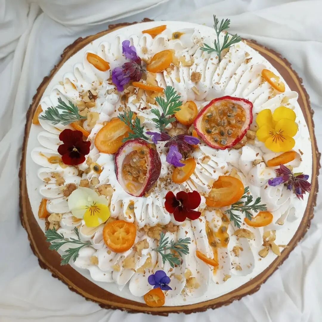 Vegan Rainbow Carrot Cake🥕🌞
This abundant baby weights more than 5 pounds, 10 inch rounds with 3 layers, creamy cashew cream cheese buttercream with fresh passion fruit, kumquats and crunchy walnuts.

A carrot cake lovers delight and a little extra