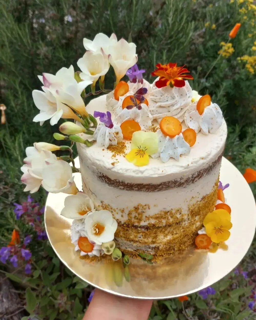 💥 Kumquat &times; Pistachio &times; Vegan Carrot Cake💥 
Made with rainbow organic carrots walnuts chia and poppy seeds raisins and date sugar, cashew cream cheese buttercream and vegan pistachio whipped cream, fresh kumquat, powdered pistachio, fre