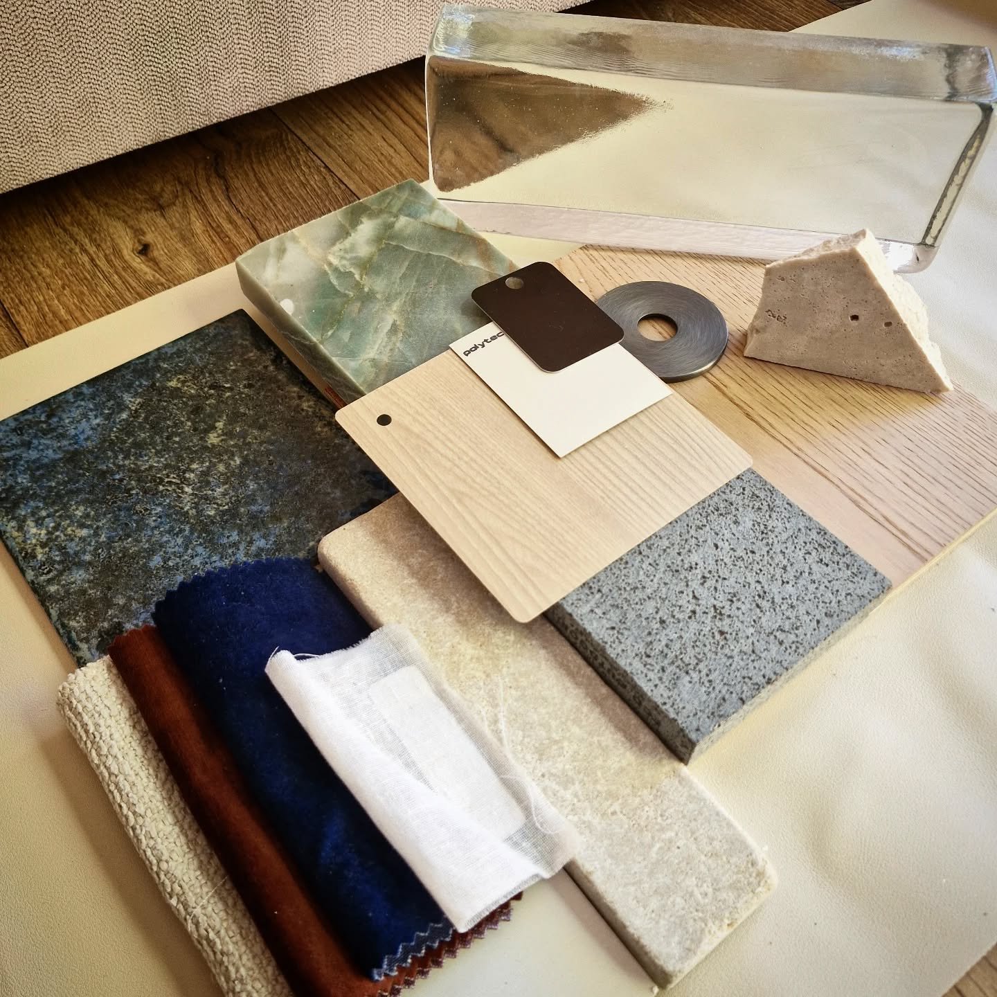 Material play day.

A pre-selection for Bottling Loft | Northbridge. 

Light is drawn deeper through dreamy  greens and blues, while materials take the lead. Green emerald quartzite, blue-green lava stone, glass bricks, accent bronze paired with tumb