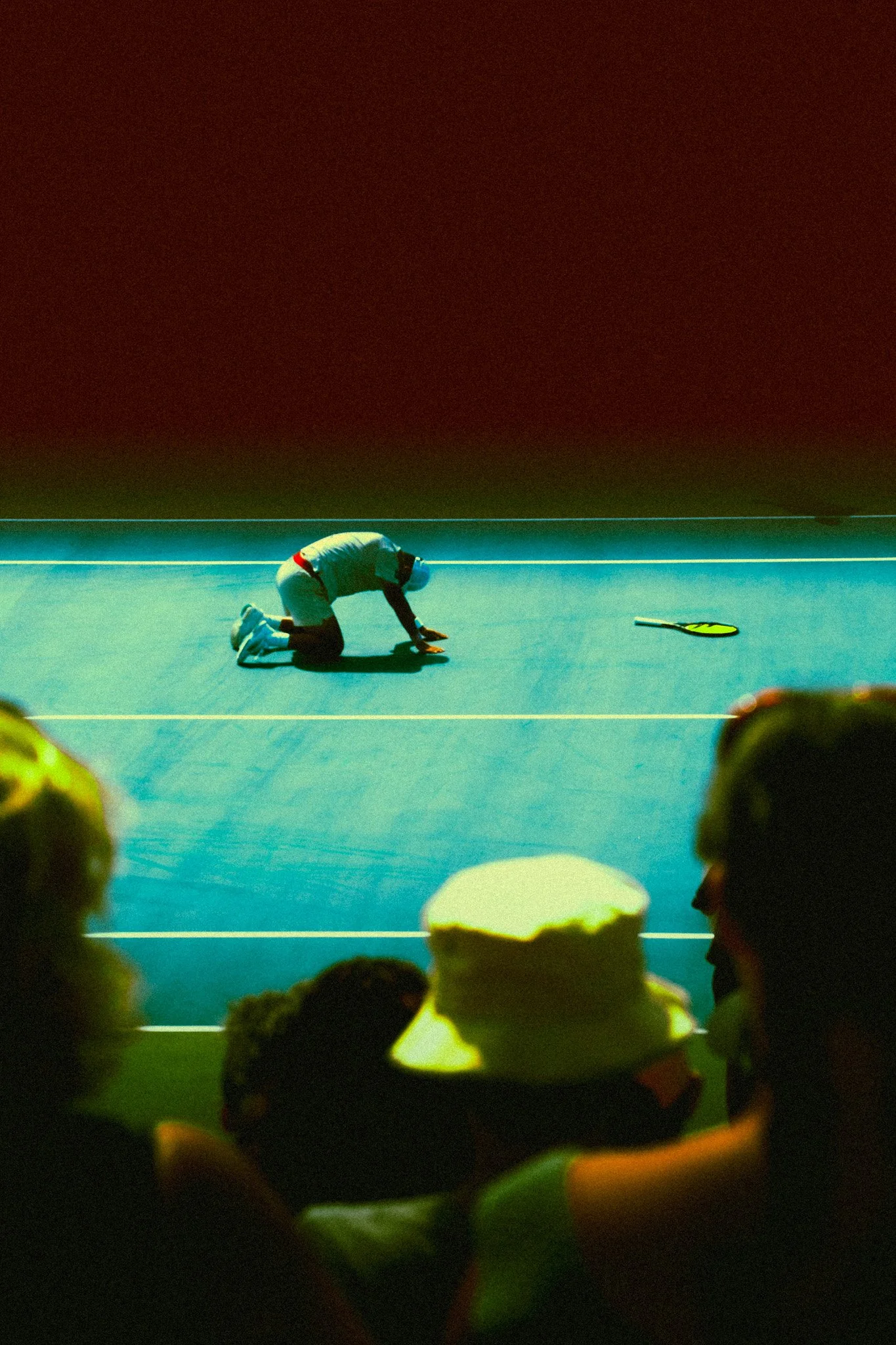 Un joueur de tennis à genoux sur le terrain, avec une raquette à côté, lors d'un match nocturne, vu depuis le public.
Photographe sportif Montréal - Tennis Canada Ominium Banque 