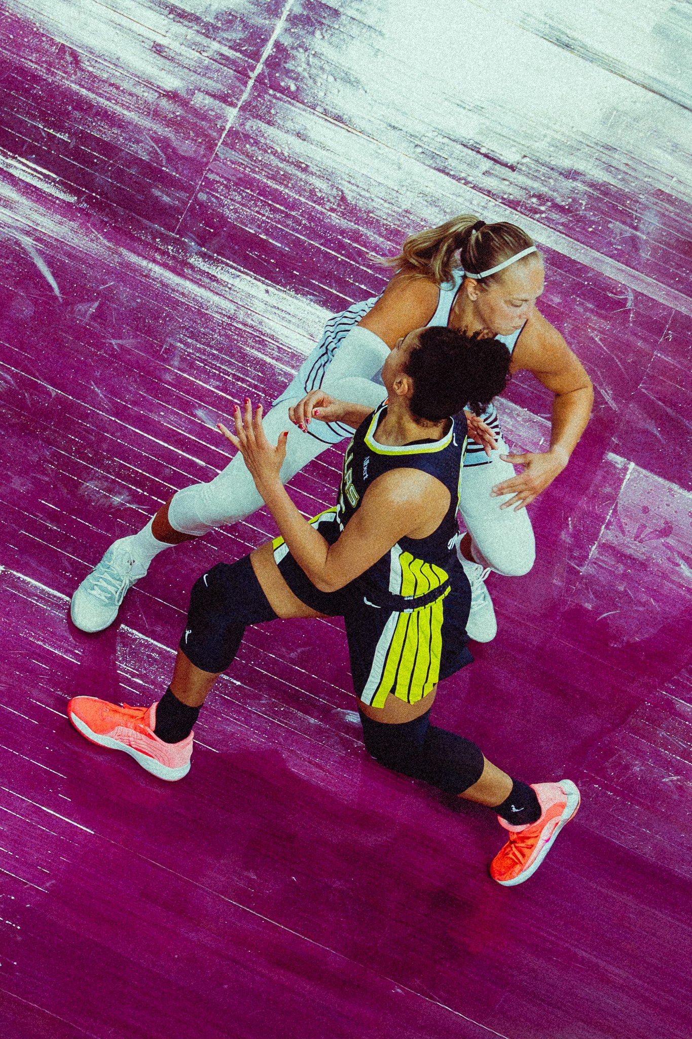 Deux athlètes des Toronto Tempo jouant leur premier match historique au Centre Bell de Montréal, Canada.
Photographe sportif Montréal - anais fabra.