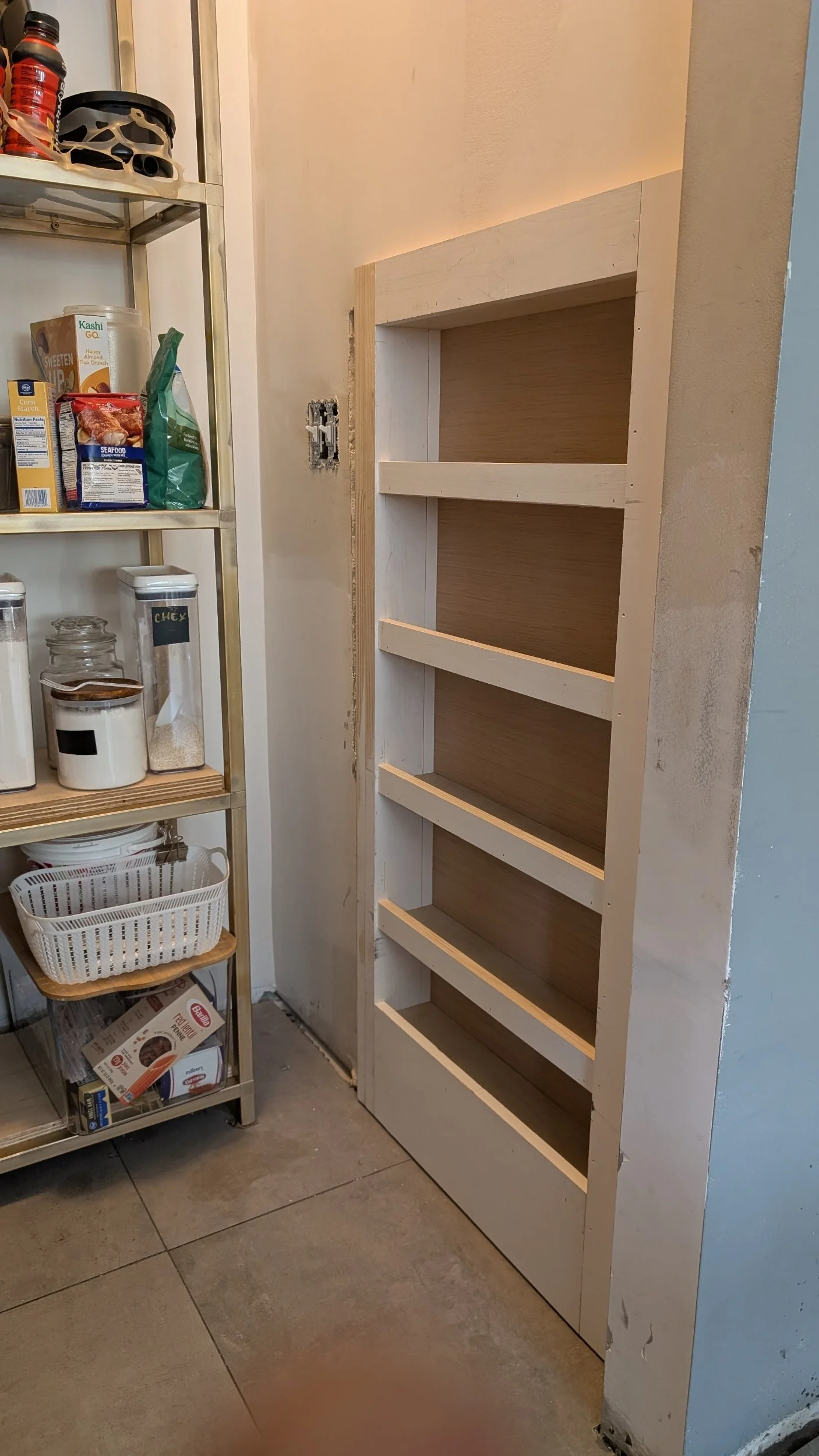 Hidden_door_spice_rack_1.jpg