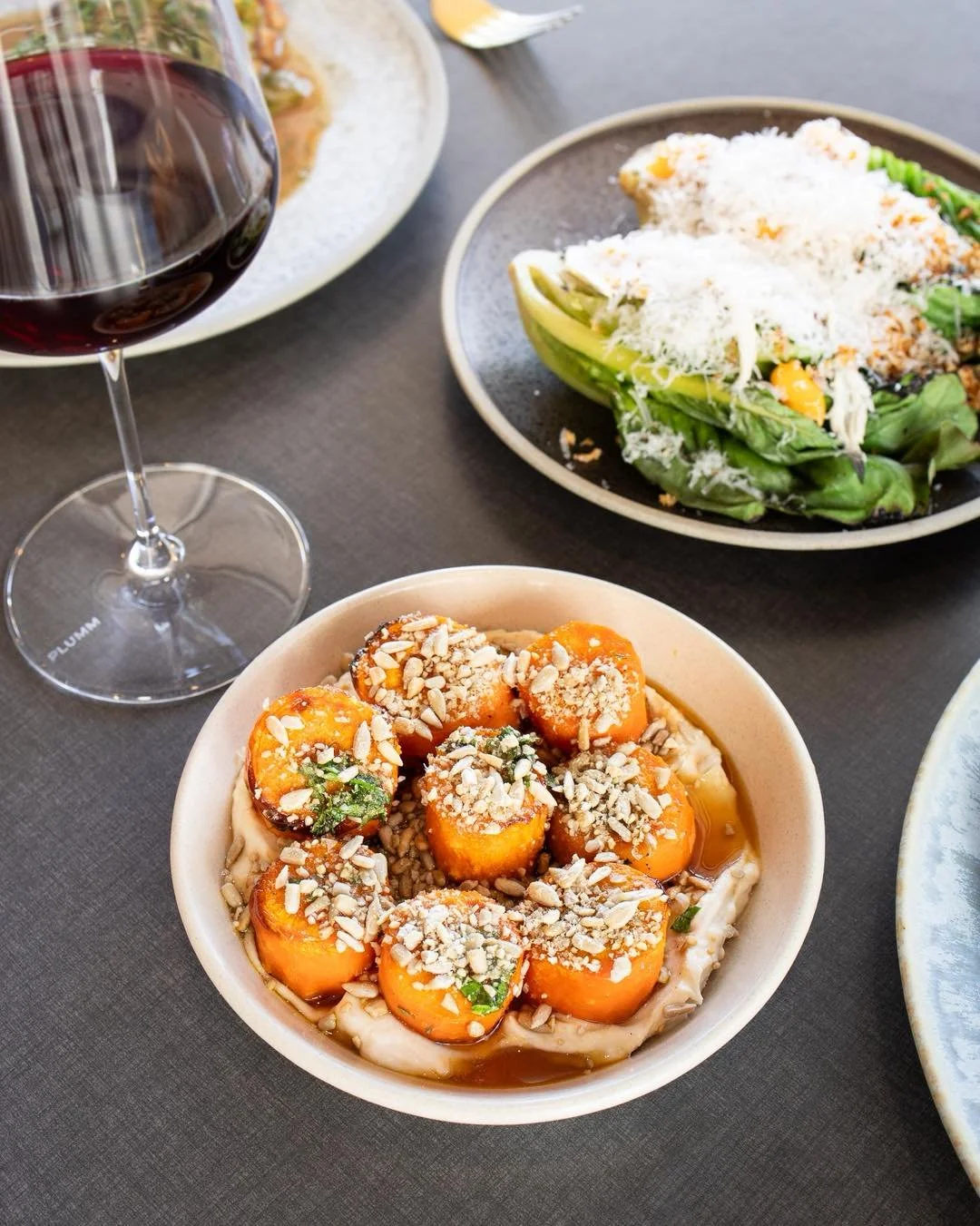 Okay but she&rsquo;s glowinggg 🥕✨

Roasted carrots, caramelised at the edges and sitting pretty on a bed of silky tahini cream. Finished with a generous drizzle of hot honey and a shower of toasted sunflower seeds for that nutty crunch.

Sweet. Crea