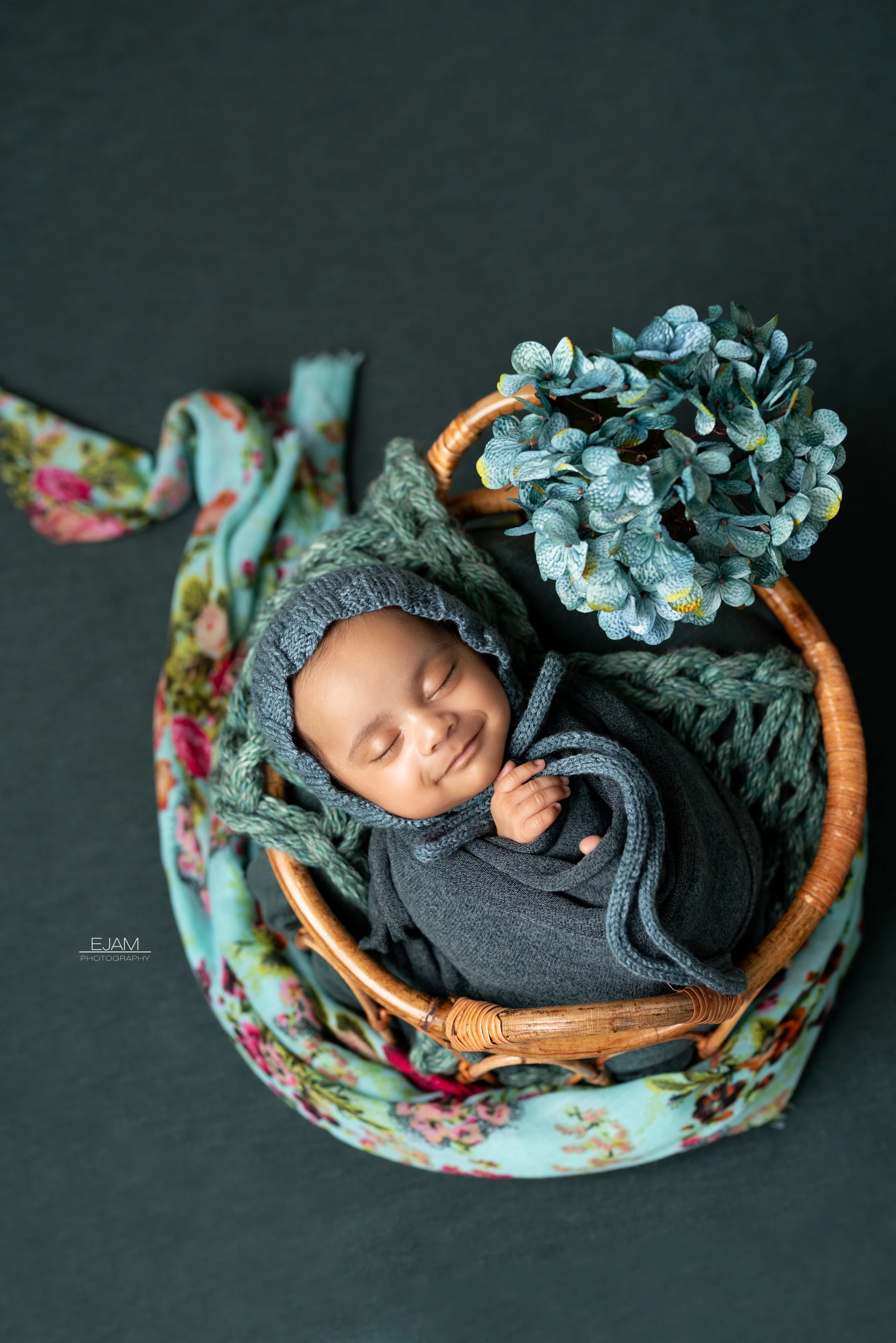 baby wrapped photo session. DFW photographer, DFW newborn photographer, Fort Worth photo studio. best Fort Worth newborn photographer.