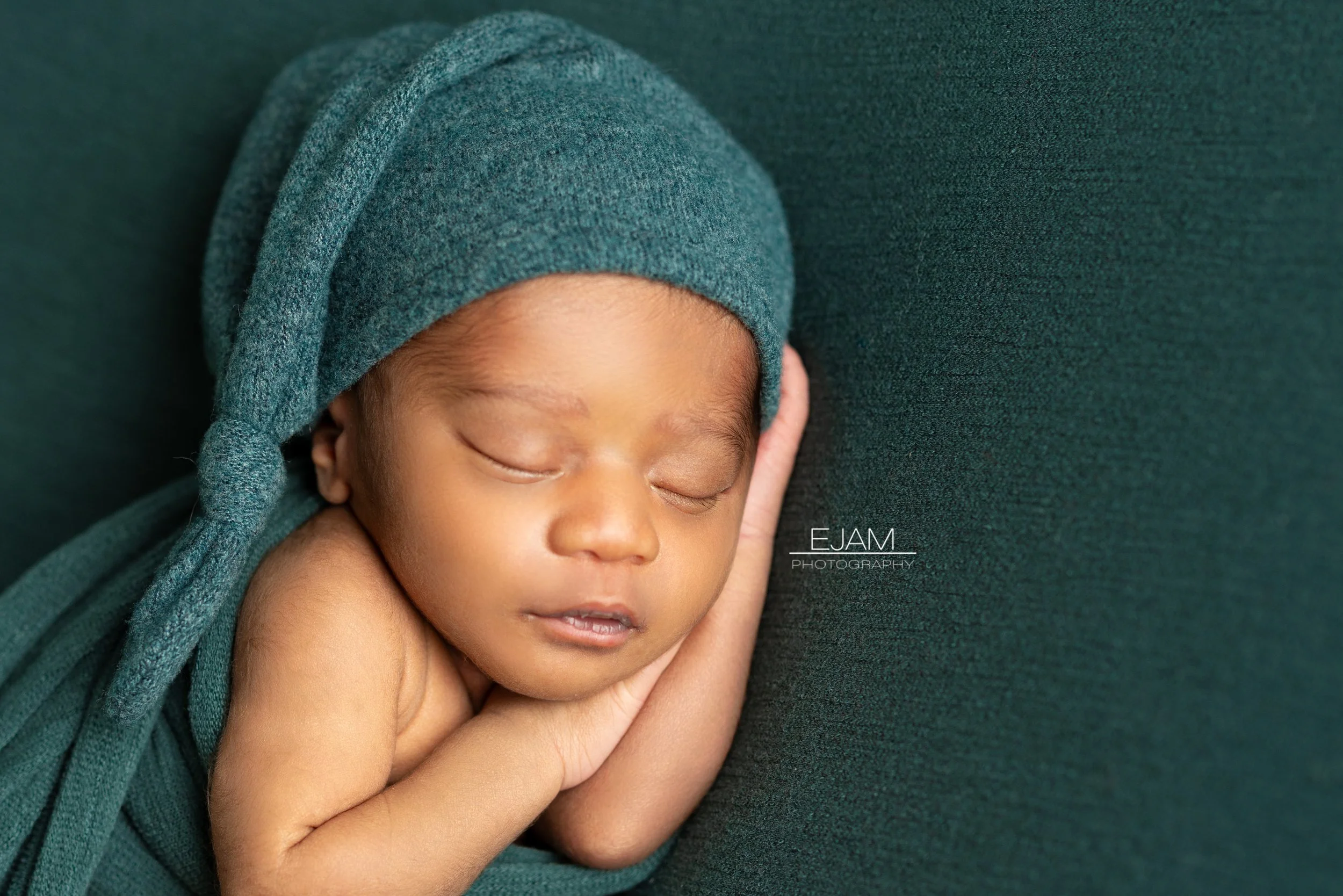 best dfw newborn photographer, best Dallas newborn photographer. baby posed newborn session.