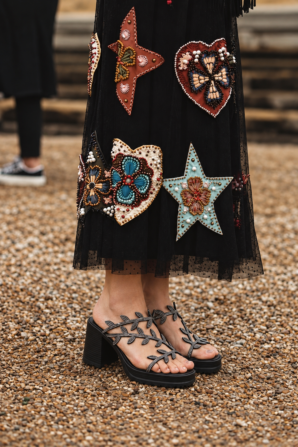 Falda bordada y sandalias de pedrería.png