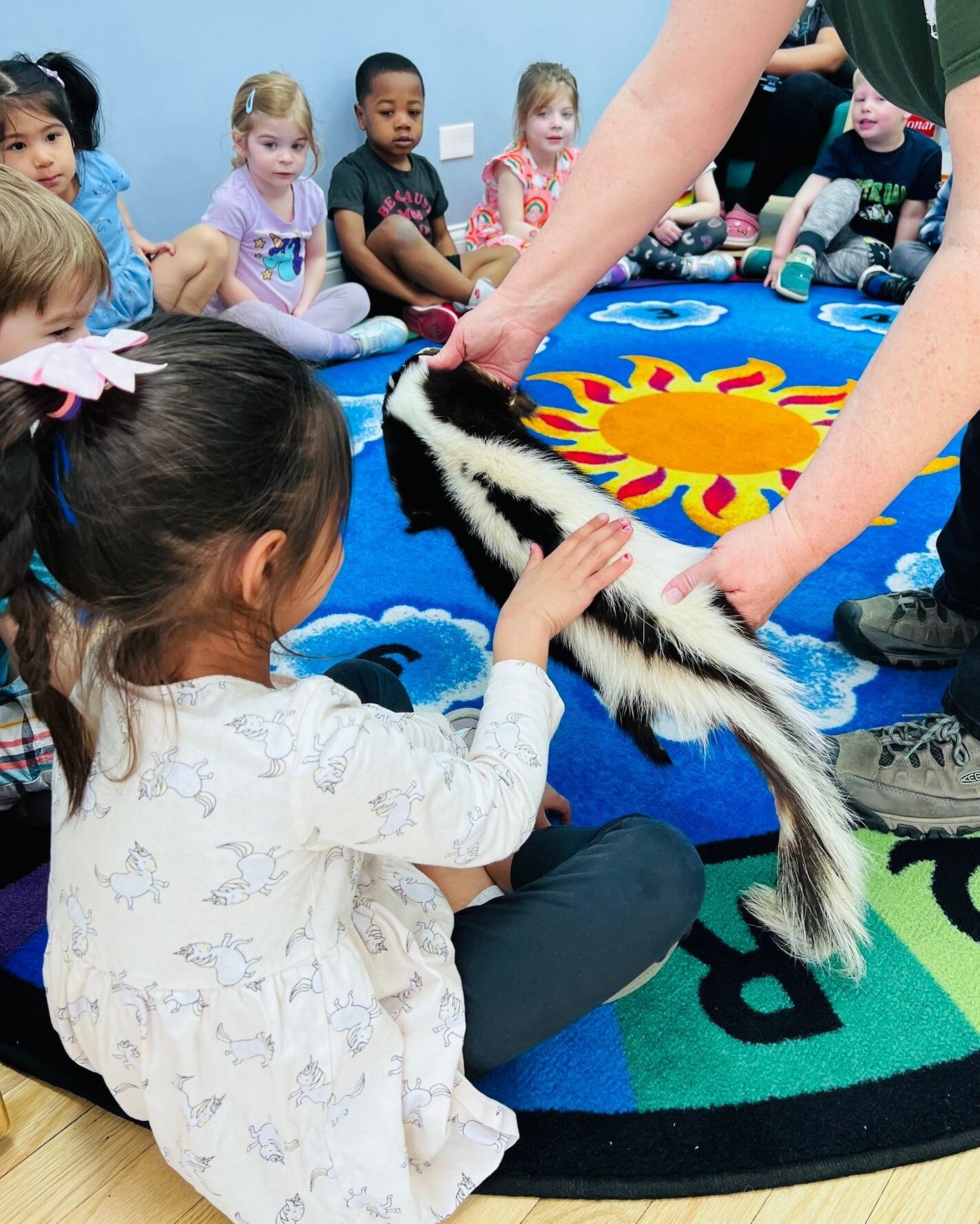 The #ForestPreserve teaching us about skunks and other Animal Trackings!🦨🐇🐿🦫 

#NatureEnrichment #CCC #PreK