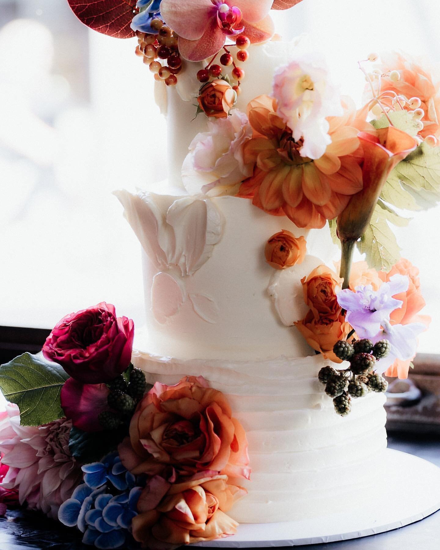 Cake perfection via the insanely talented @torte_by_mirjana 🎂