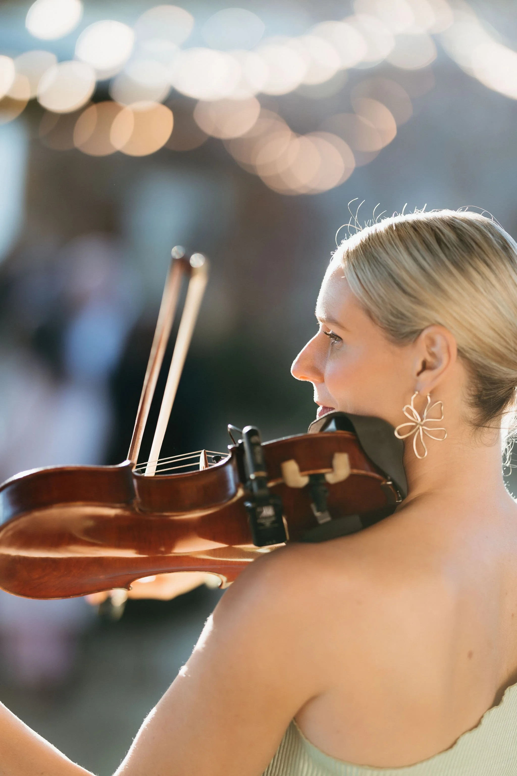 Live Violin vs Recorded Music for Your Wedding: What’s Right for You?