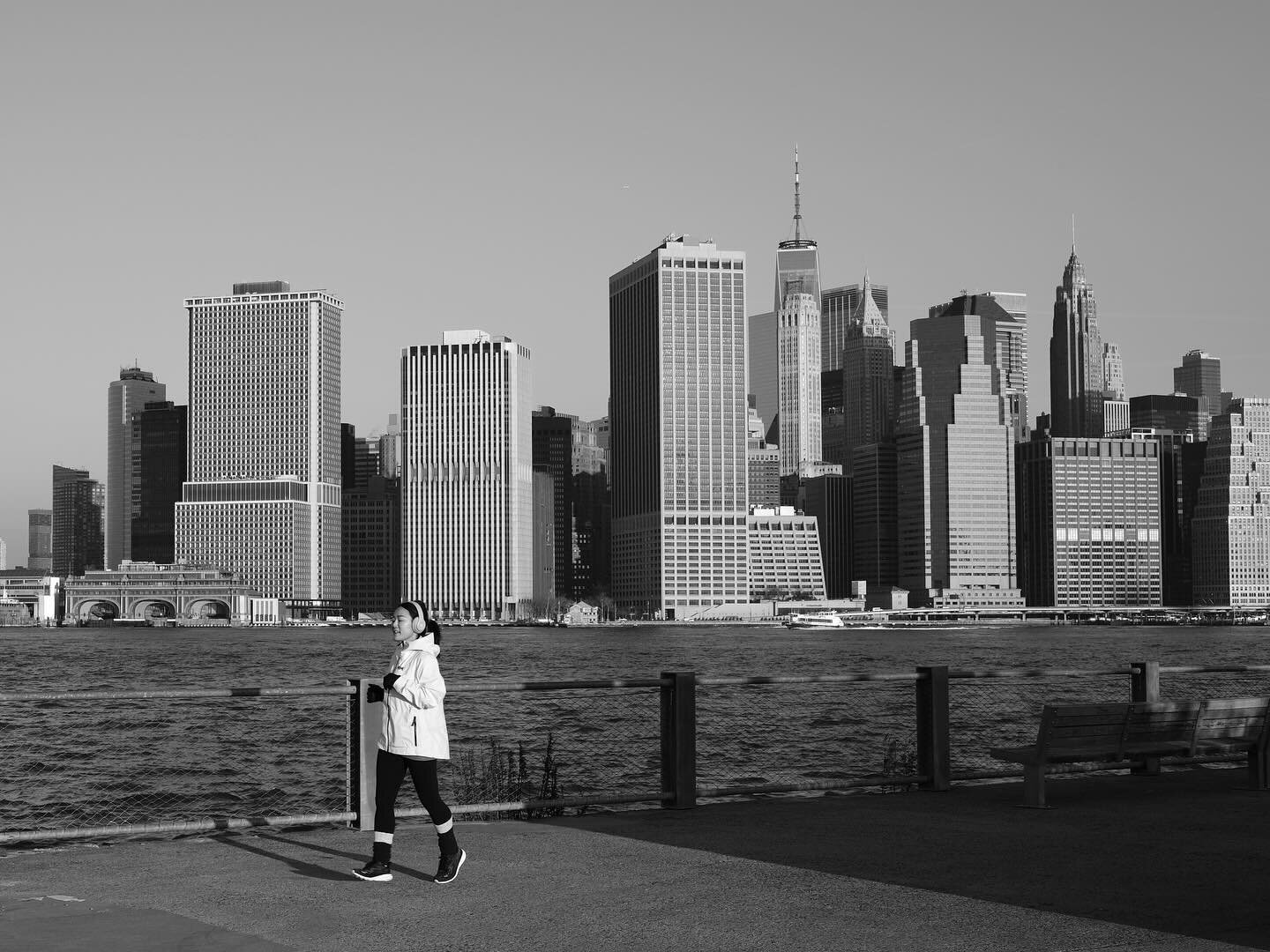 I keep forgetting to wear gloves when I shoot but I swear next time I won&rsquo;t. Or will I&hellip;

#photography #bnwphotography #monochrome #monochromephotography #bnw #blackandwhite #ny #newyork #brooklyn #streetphotography #fuji #xe4 #fujixe4 #s