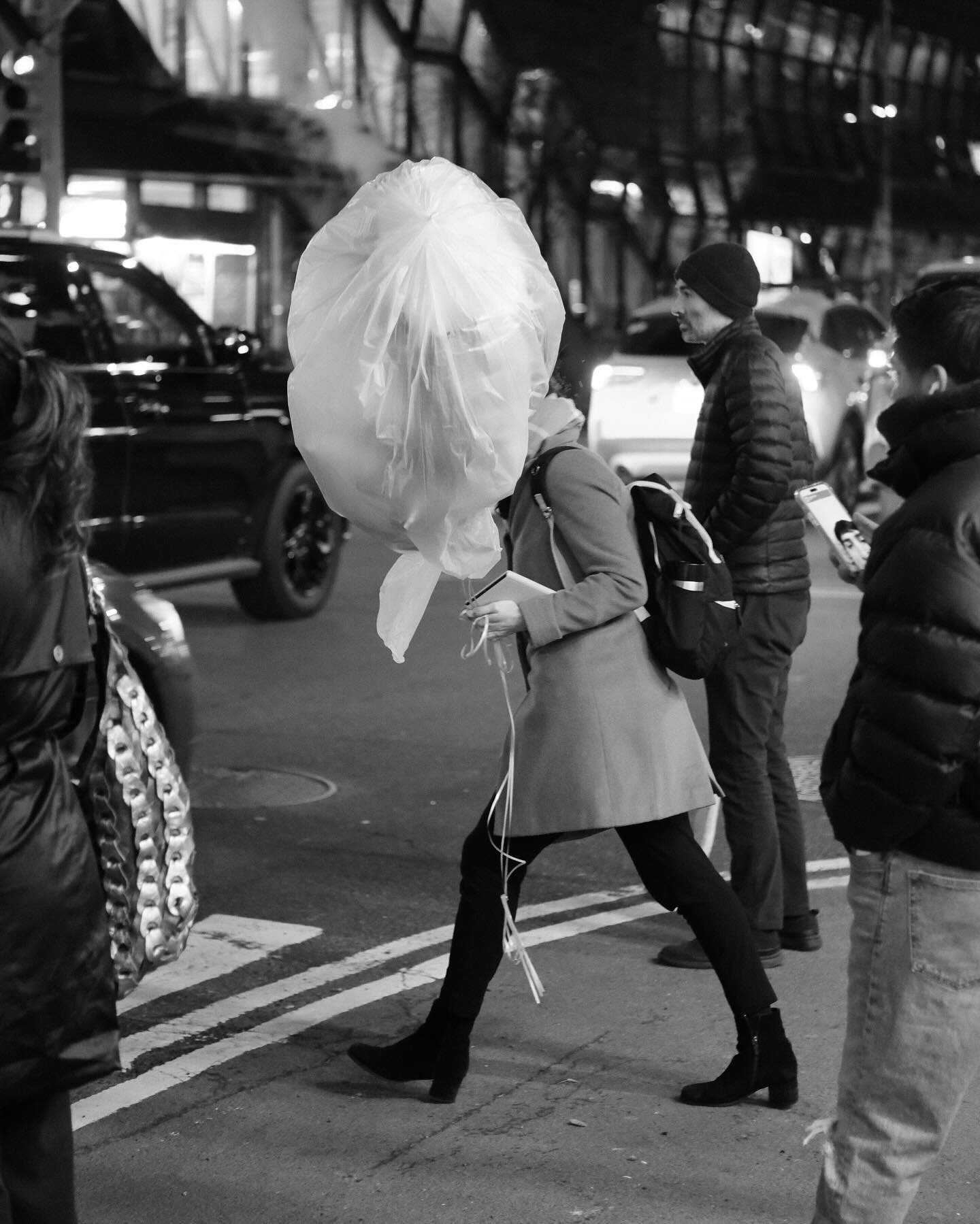 💭

#photography #bnwphotography #monochrome #monochromephotography #bnw #blackandwhite #ny #newyork #streetphotography #fuji #xe4 #fujixe4 #balloon #nyc #manhattan #fujifilm_xseries #fujifilmphotography #fujifilmxseries #nightphotography #lowlightph