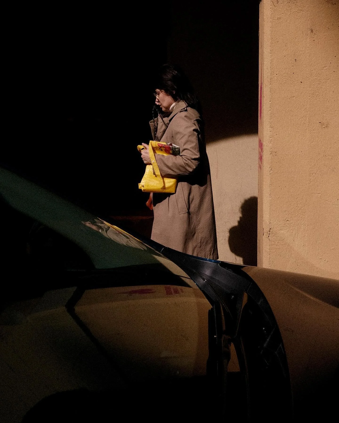 Absolutely love how the light falls in the streets of Bolognia 🔆👤