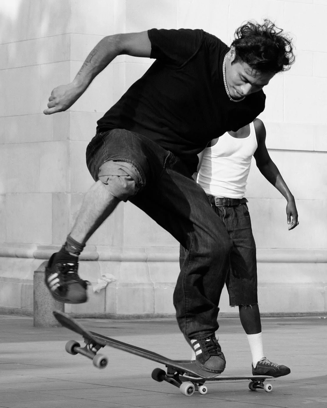 Behold the three legged man🦵🦵🦵