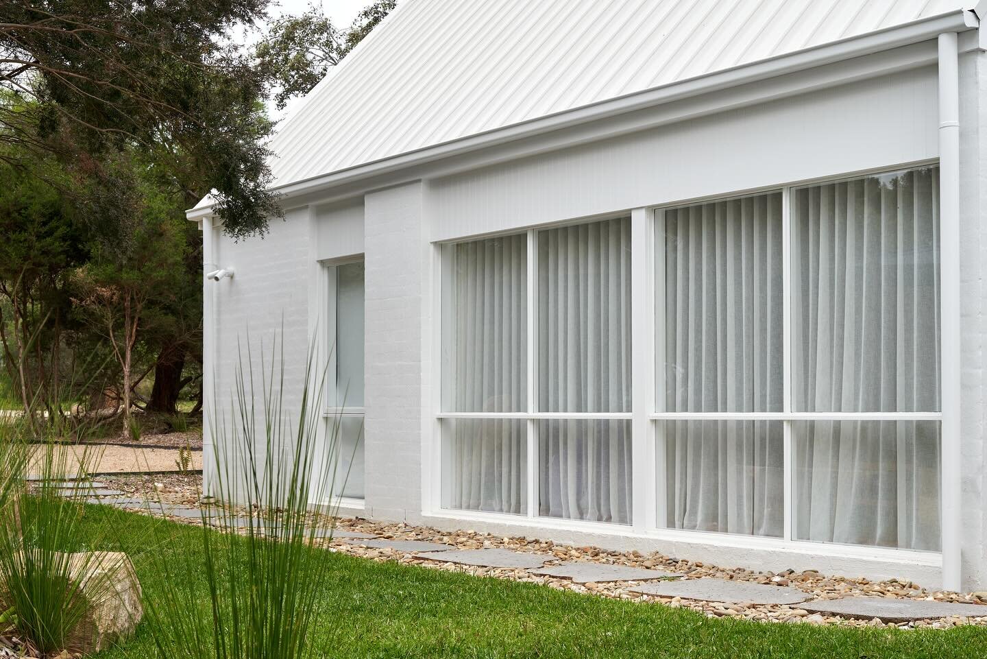 This beautiful weekender cottage in Merricks Beach had great bones, but was in need of a refresh to suit the new owners. Architecturally very little was undertaken apart from replacing rotting timber spandrels and repainting the walls, details and ro