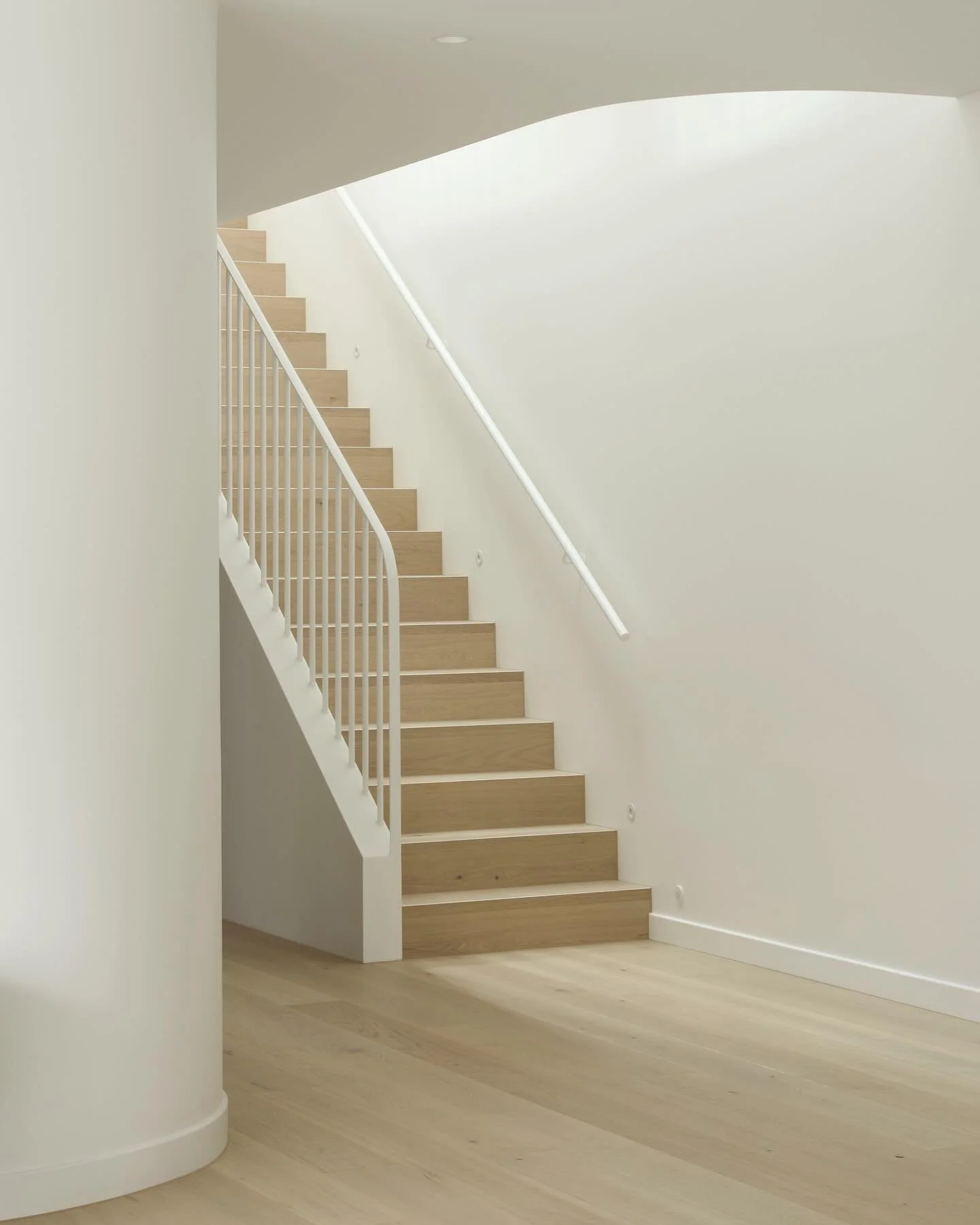 Having worked with F3 Studio previously across three projects, Vital Build engaged us to design interiors for their first development project: the subdivision of a suburban block in Research into two, separate high-performance townhomes. With both ho