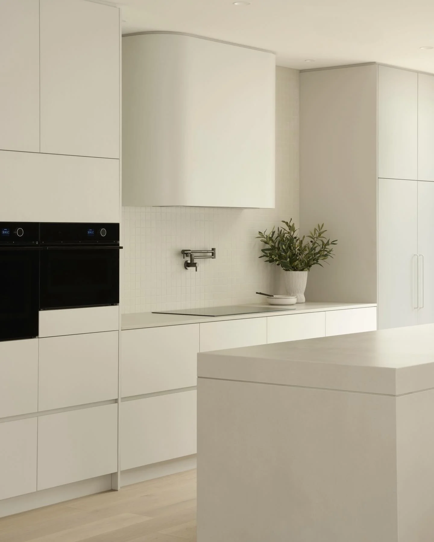 Having worked with F3 Studio previously across three projects, Vital Build engaged us to design interiors for their first development project: the subdivision of a suburban block in Research into two, separate high-performance townhomes. With both ho