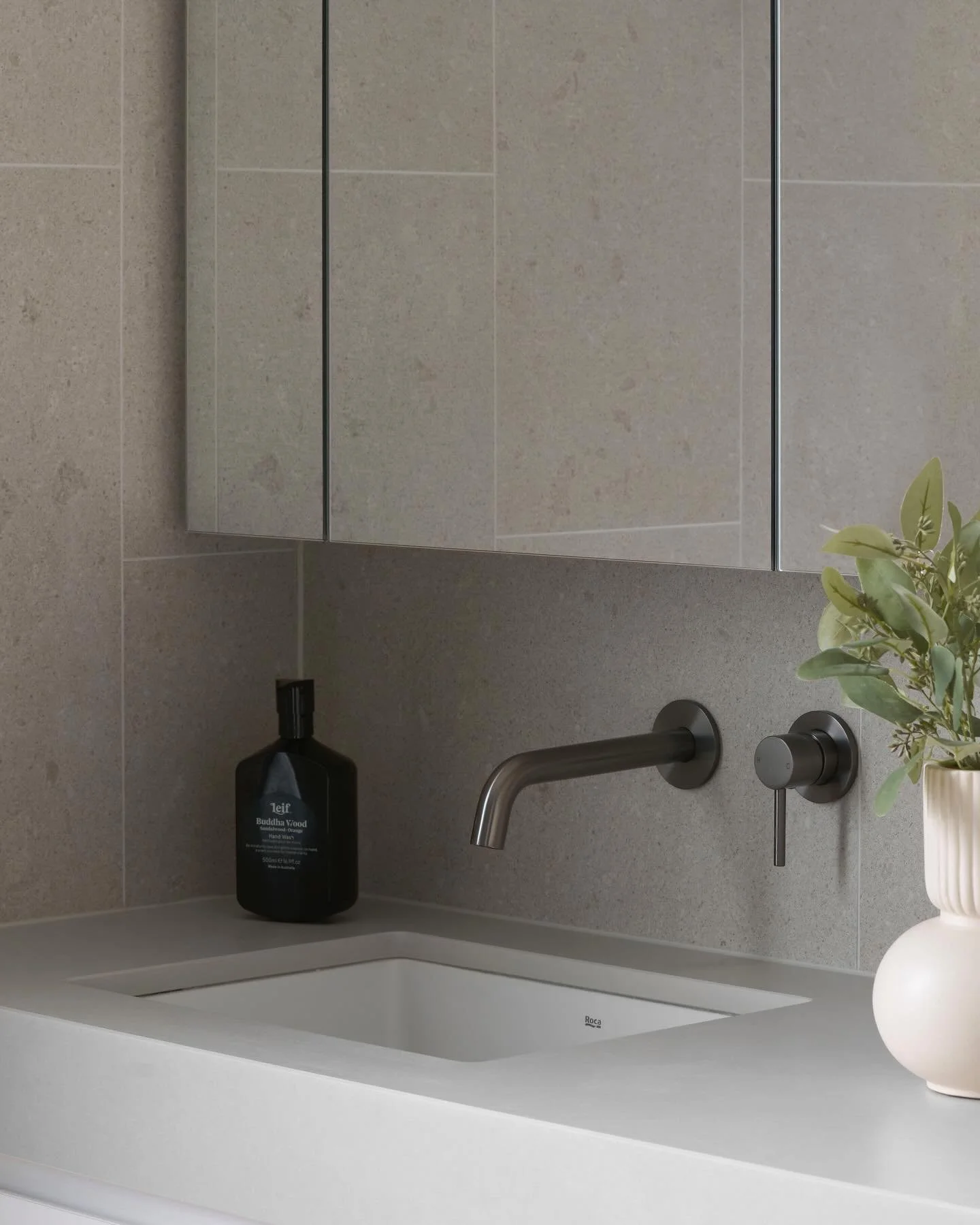 Having worked with F3 Studio previously across three projects, Vital Build engaged us to design interiors for their first development project: the subdivision of a suburban block in Research into two, separate high-performance townhomes. With both ho